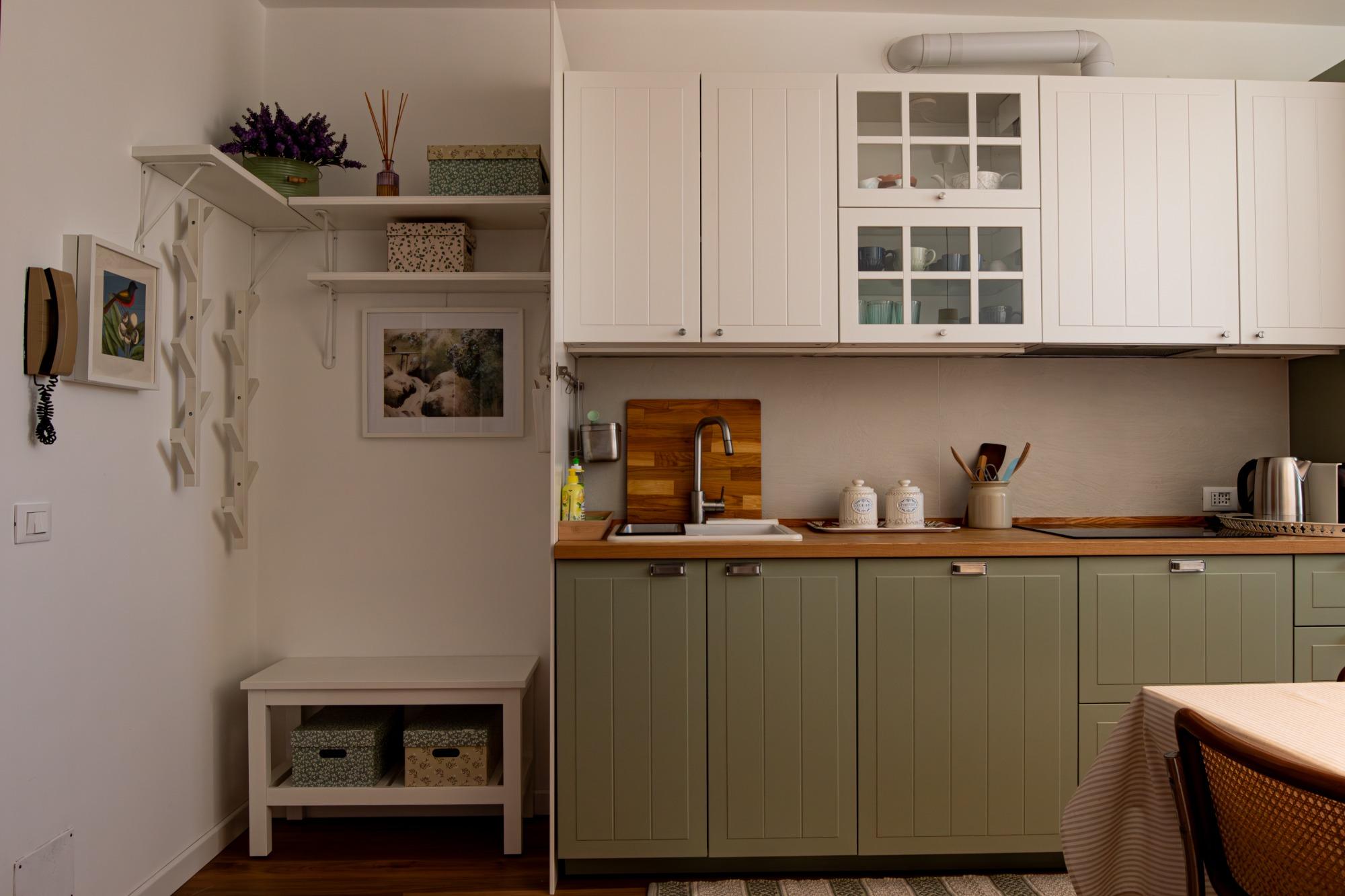 Piccolo ingresso e parte della cucina