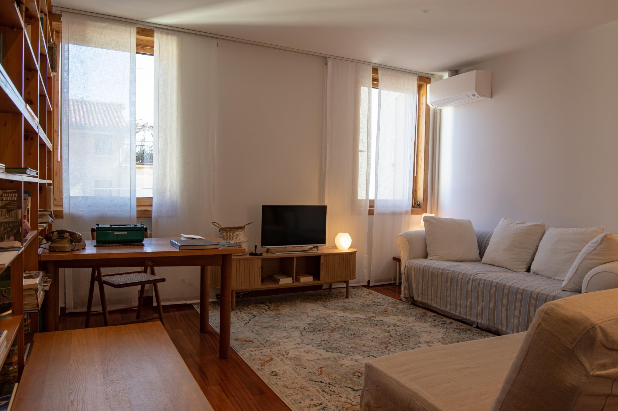 Ampio soggiorno con divano e divano letto