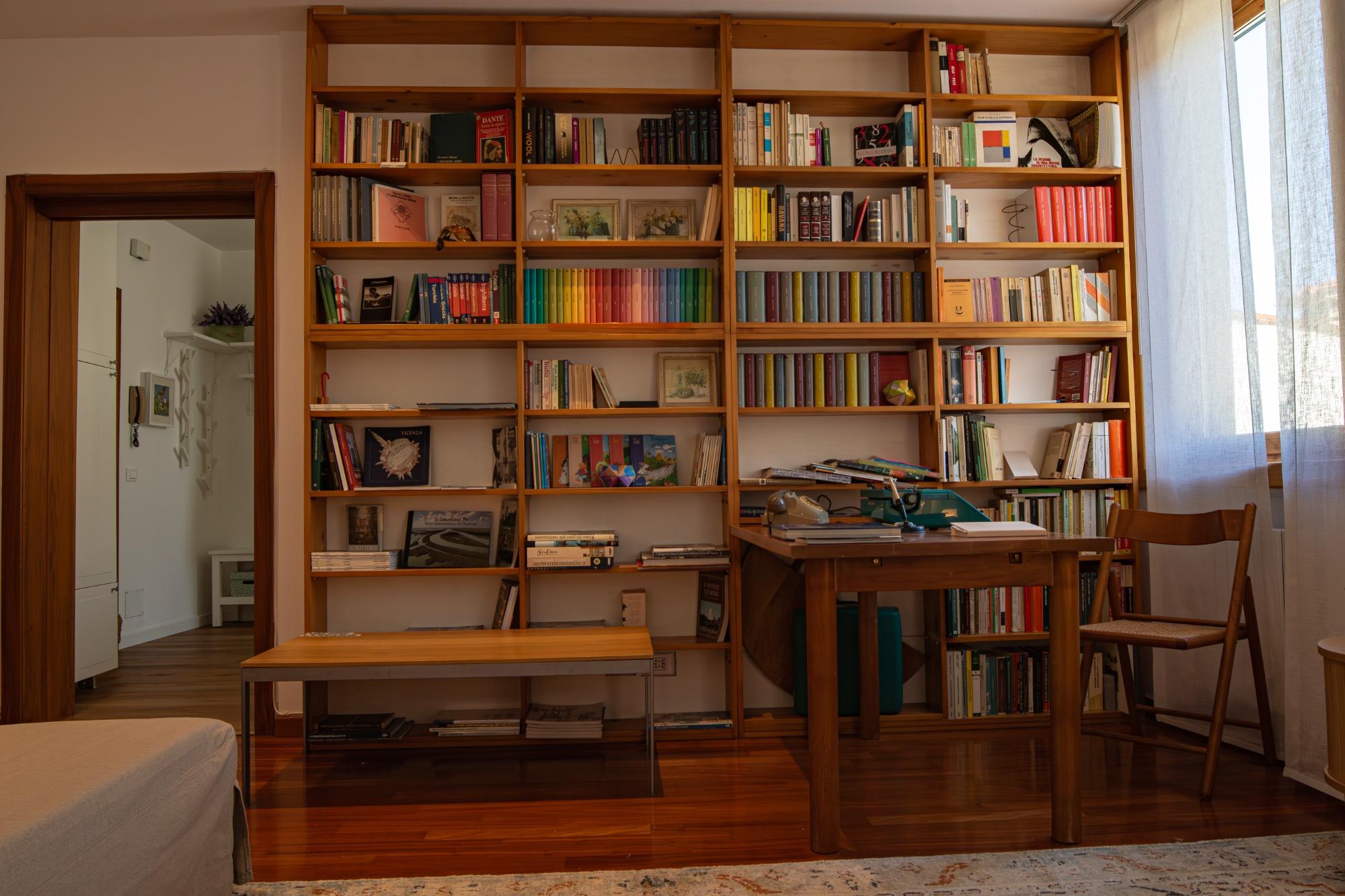 Libreria e scrittoio in soggiorno