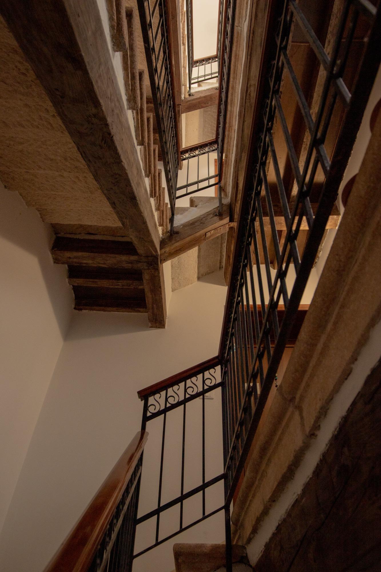 Scale interne che conducono all'appartamento al secondo piano