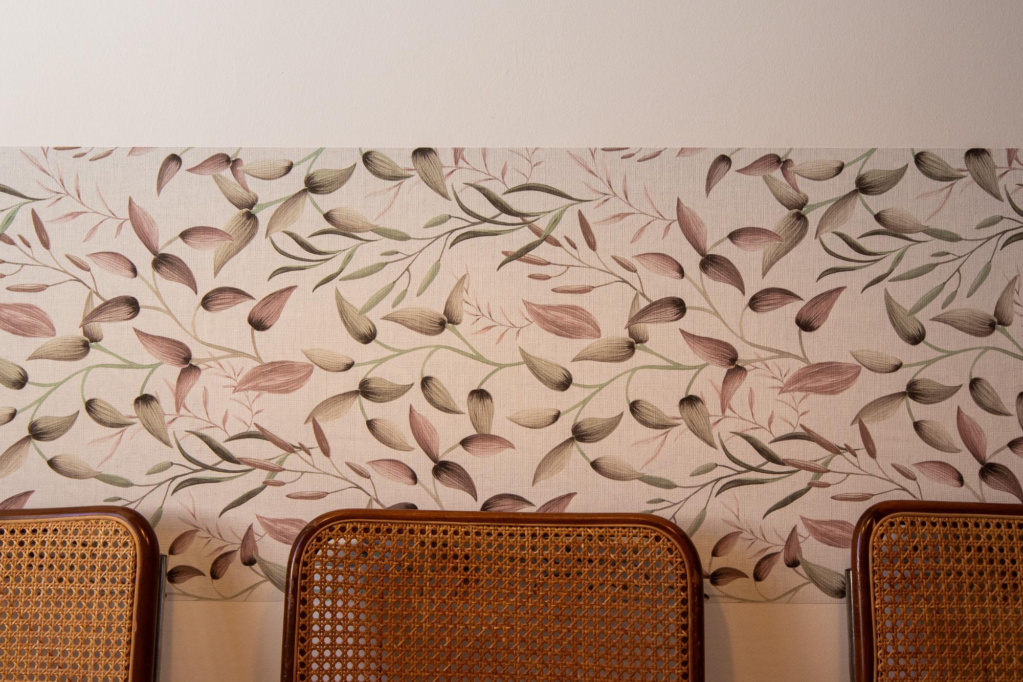 Particolare di sedie e carta da parati