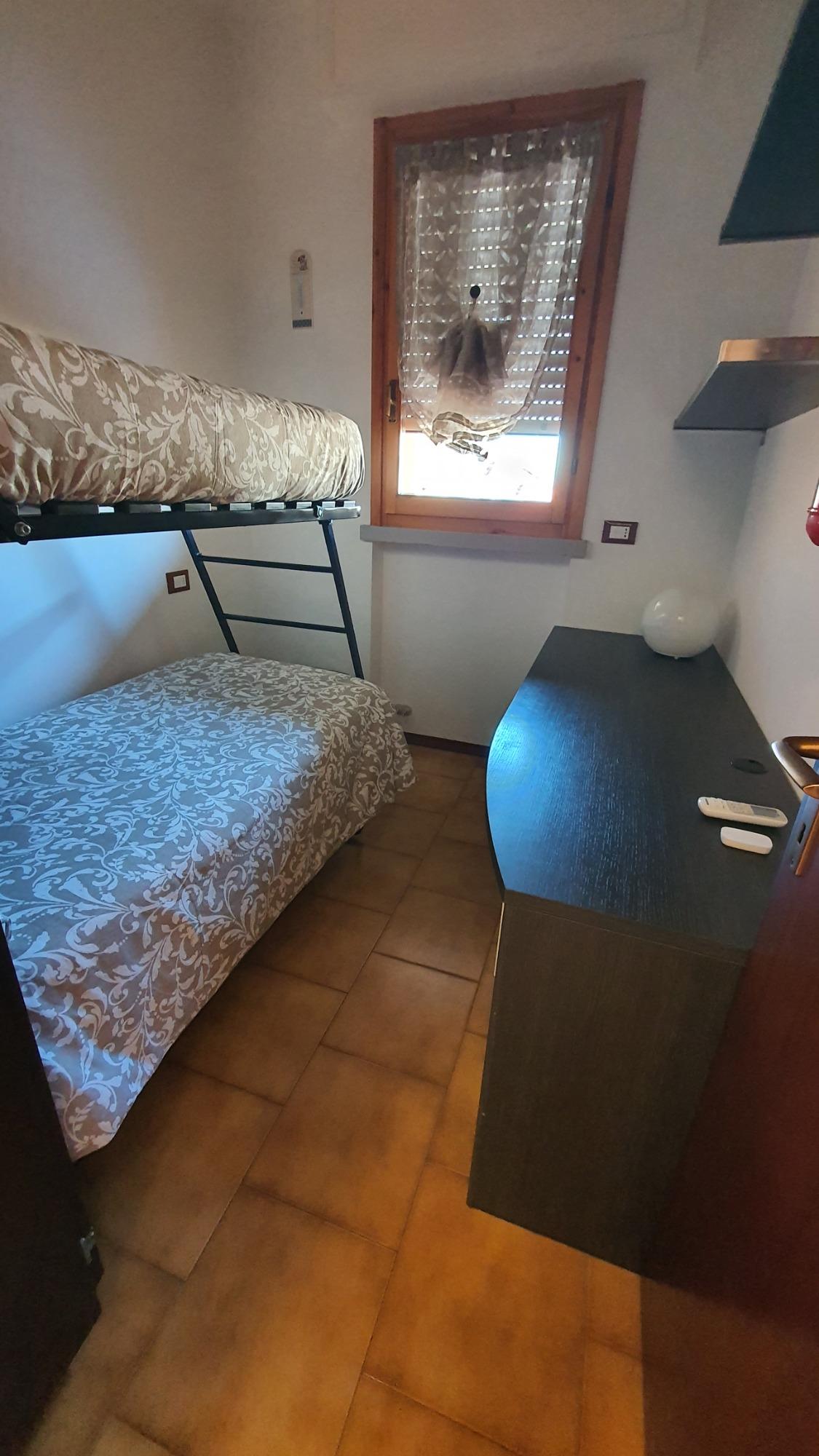 Cameretta con letto singolo o a castello