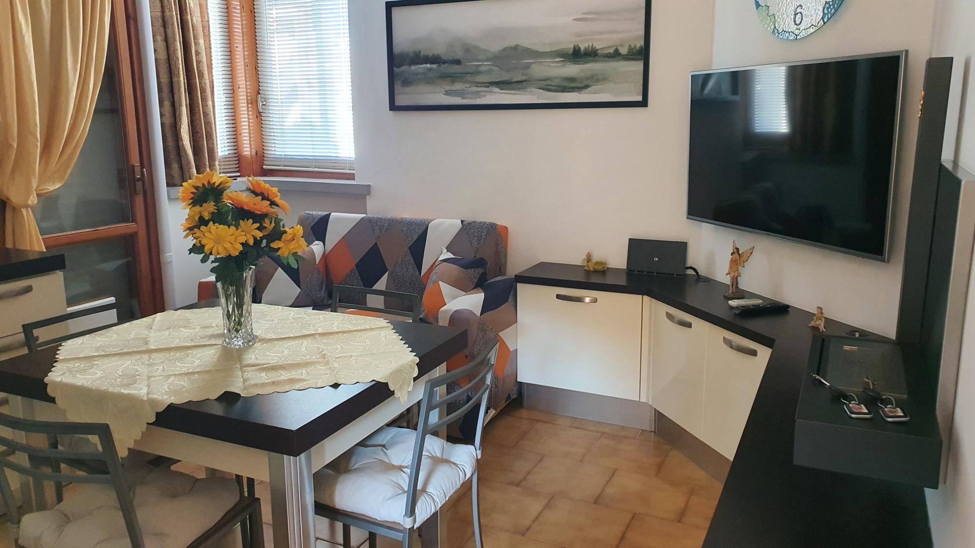 Sala da pranzo con angolo cottura