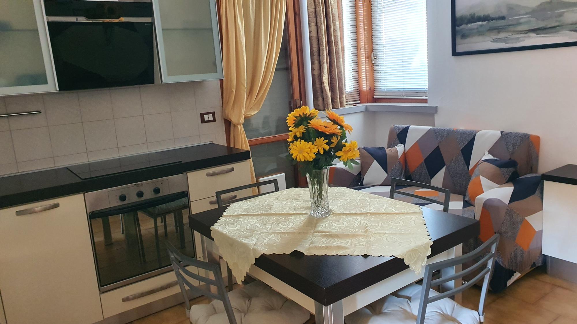 Sala da pranzo con angolo cottura