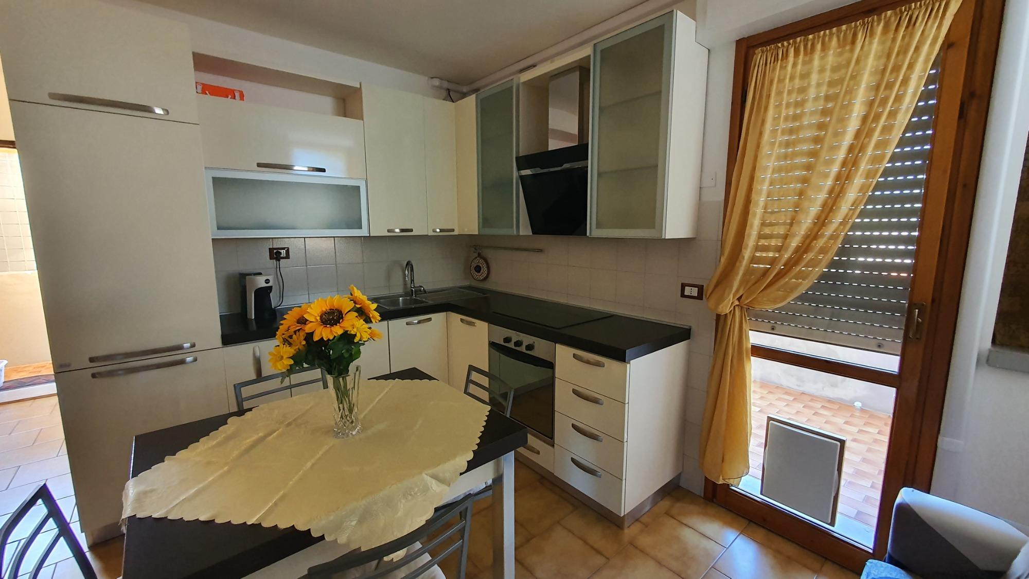 Sala da pranzo con angolo cottura