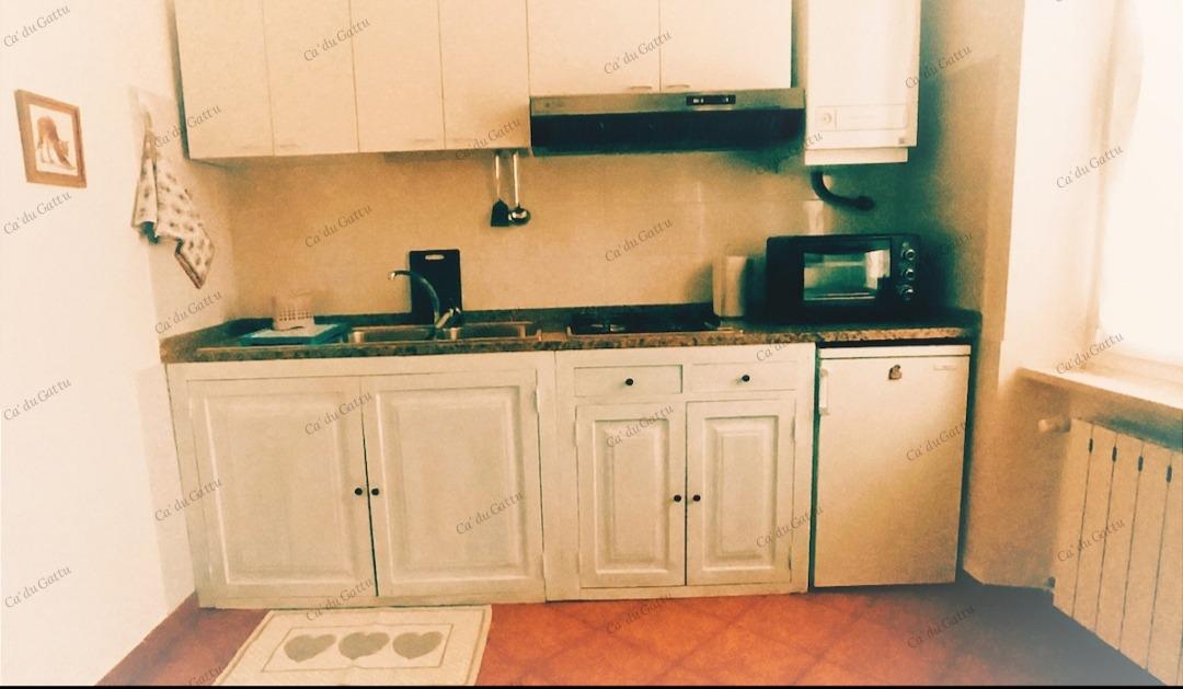 Cucina, con piano cottura a gas , forno elettrico, frigorifero, stoviglie e il necessario per cucinare