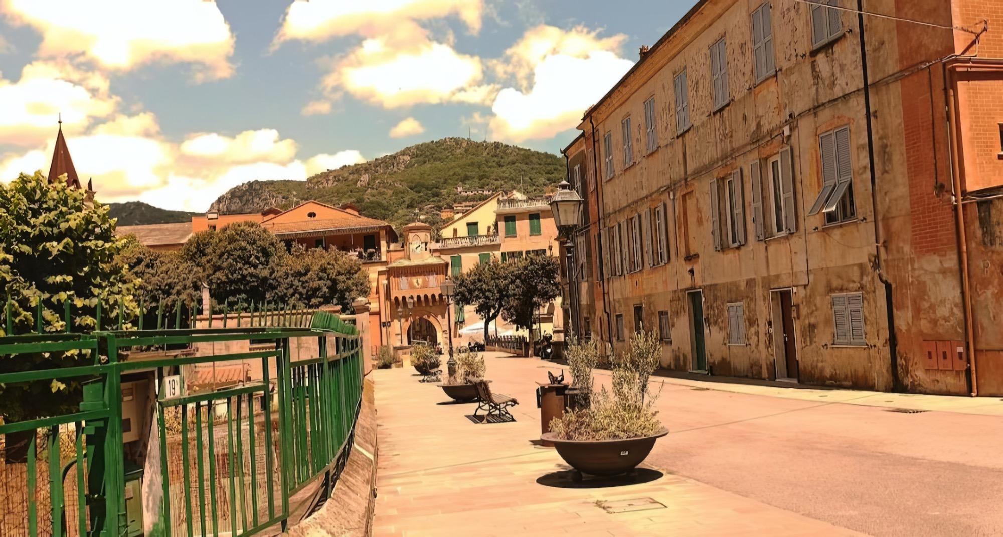 A due passi da Porta Testa, Finalborgo. La porta di accesso principale alle mura del borgo medievale.