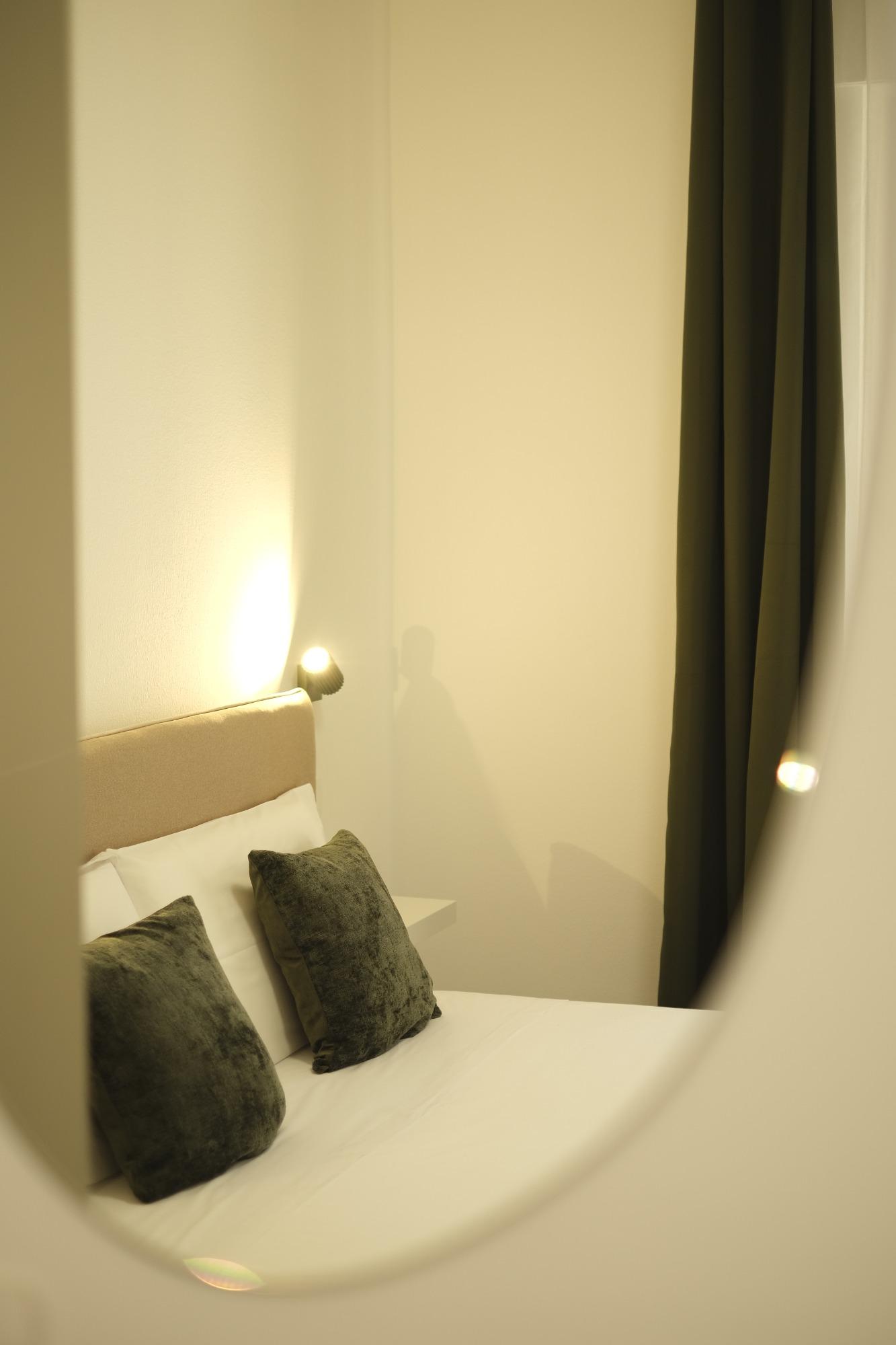 Maelia - focus specchio e tende