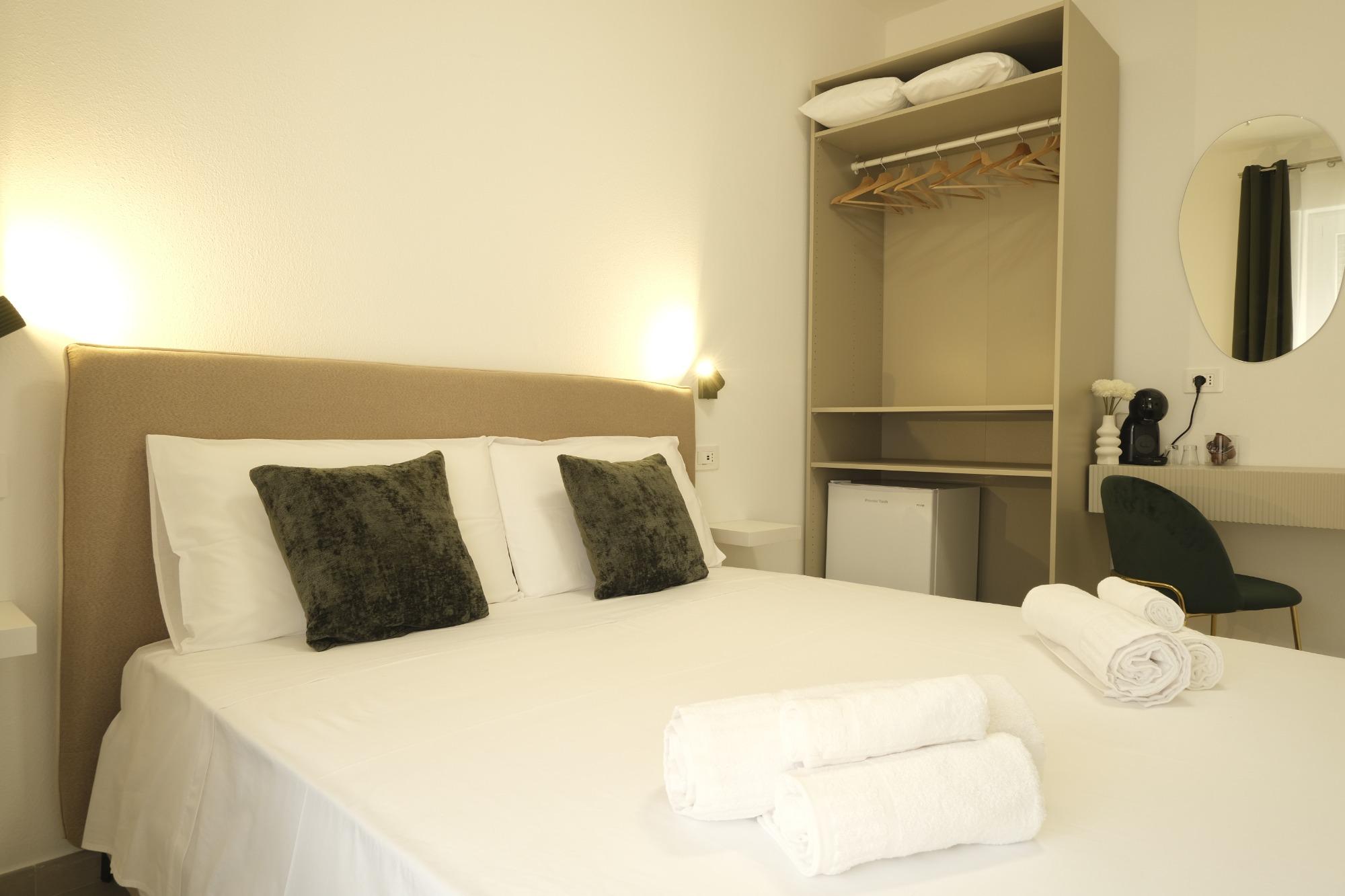 Maelia - Letto, asciugamani, sedia e scrivania, macchina caffè, frigorifero, armadio