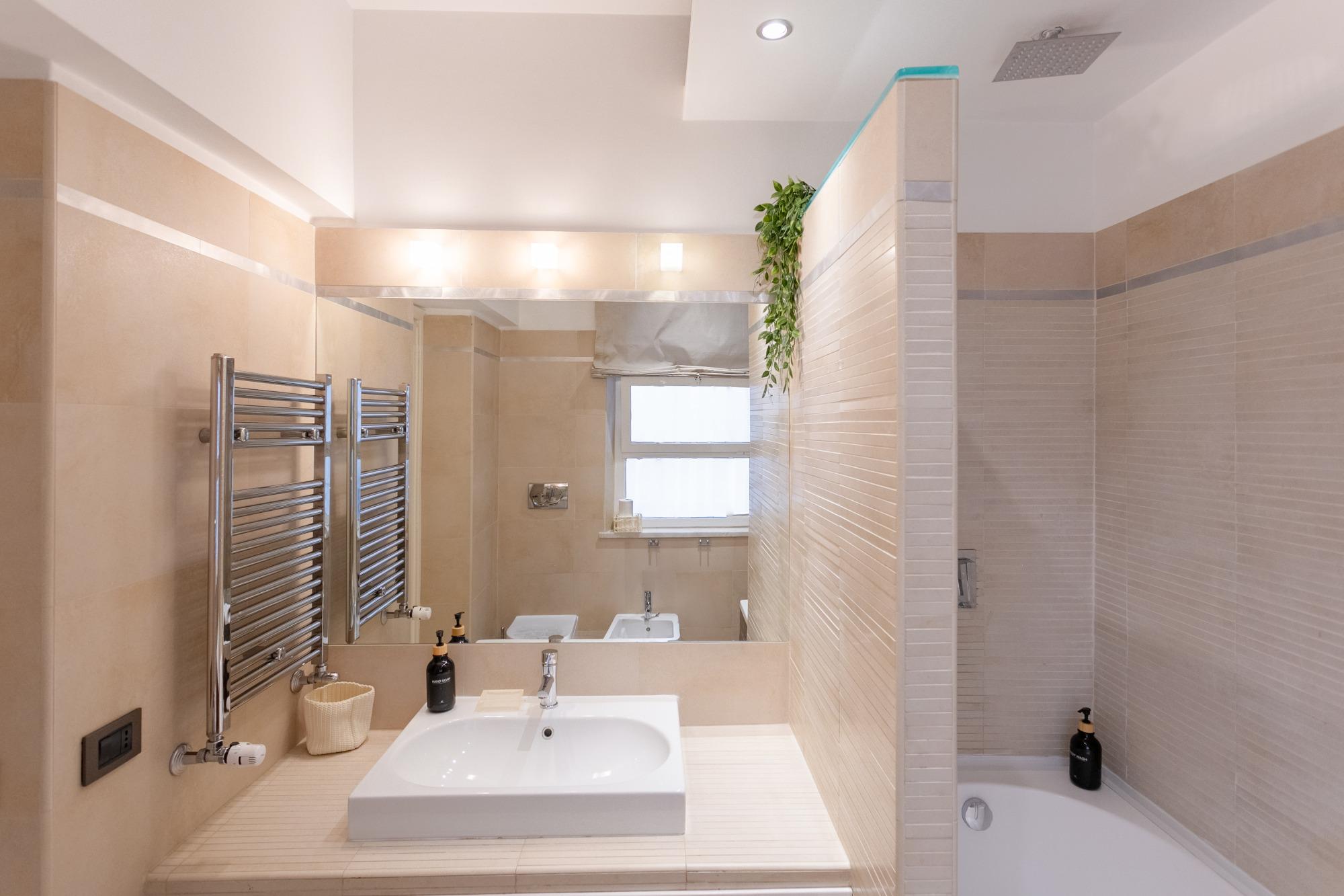 Bagno con Vasca e Doccia