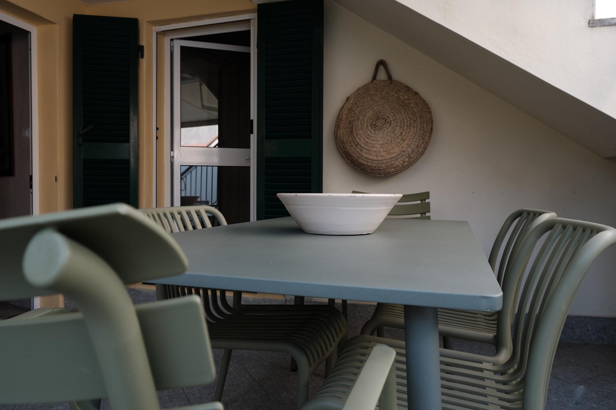 tavolo su terrazzo con tenda per il sole