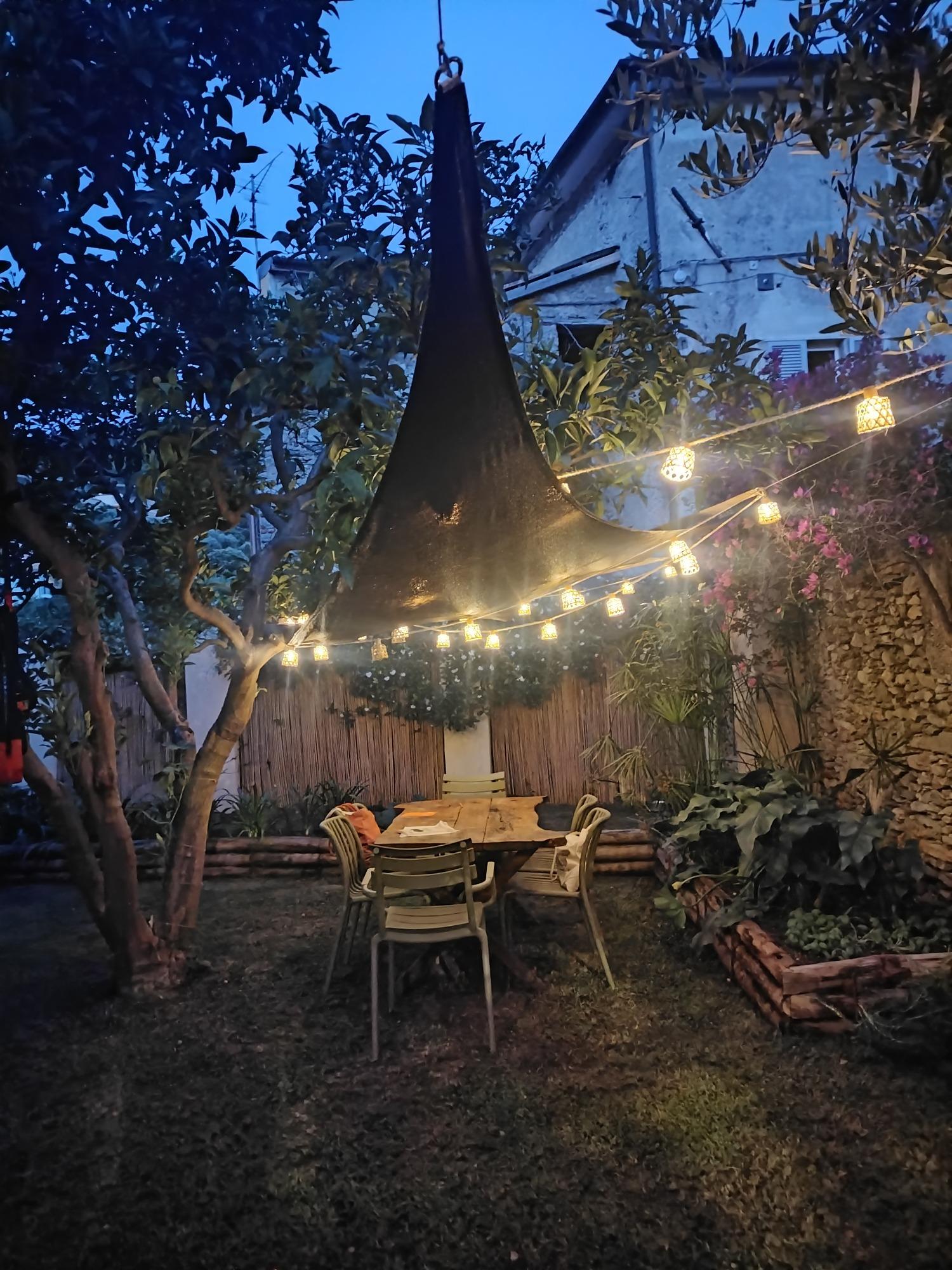 giardino con tavolo pranzo in condivisione con altri appartamenti