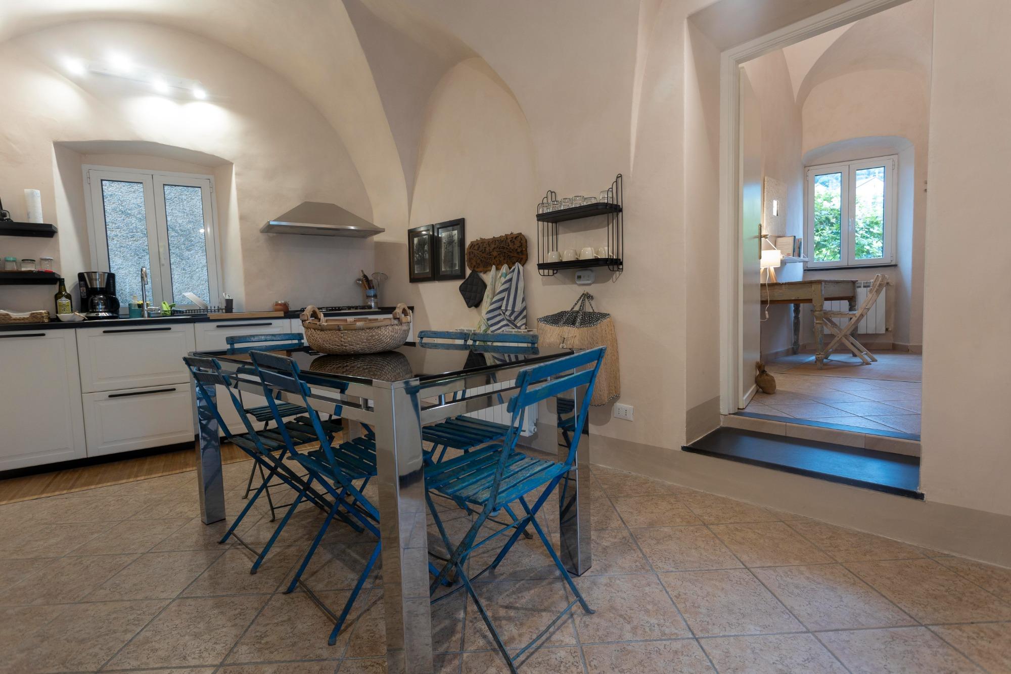 cucina/pranzo 6 posti(comunicante con terrazzo e tavolo esterno 6 posti))