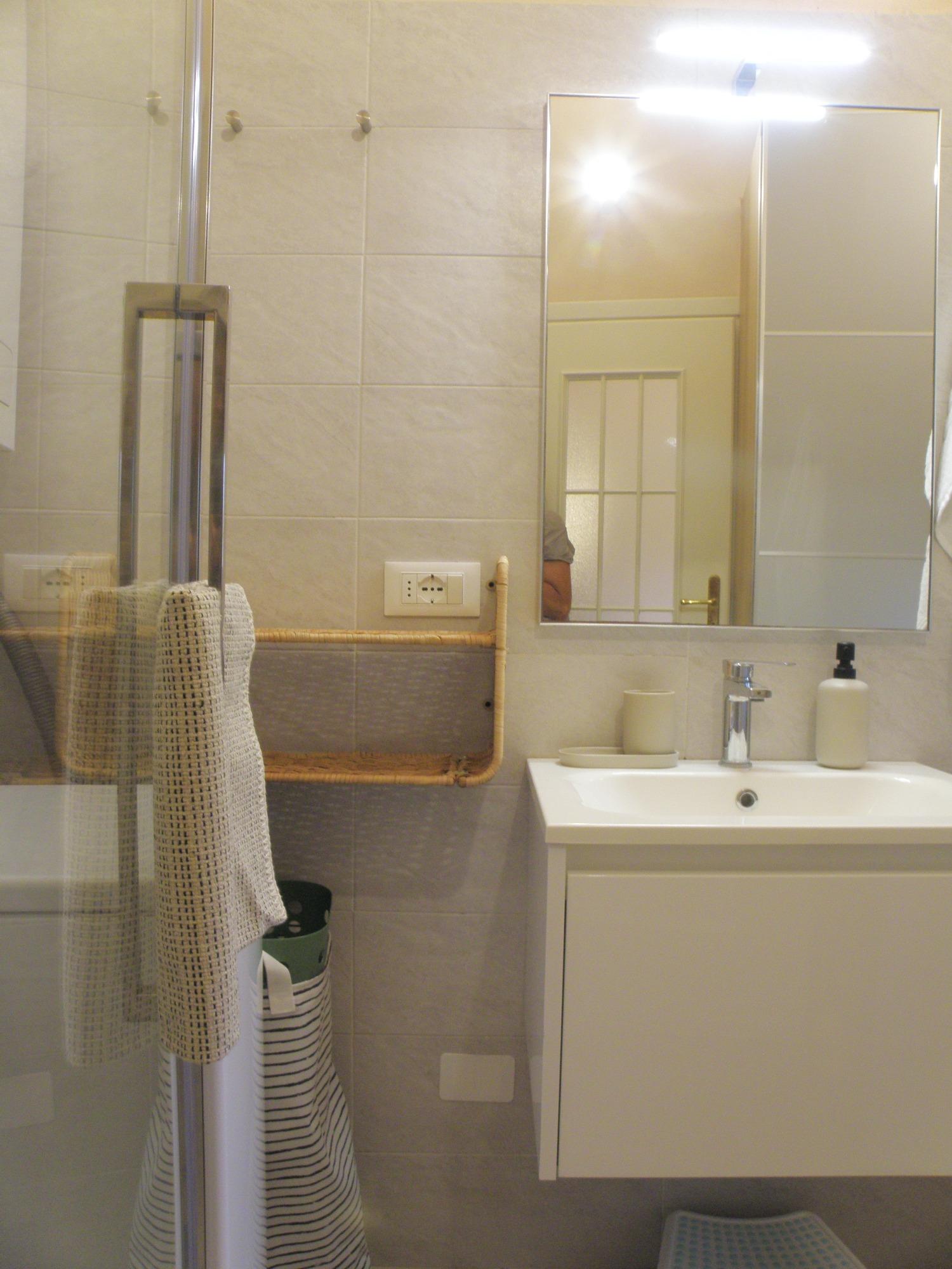 bagno completo con grande doccia