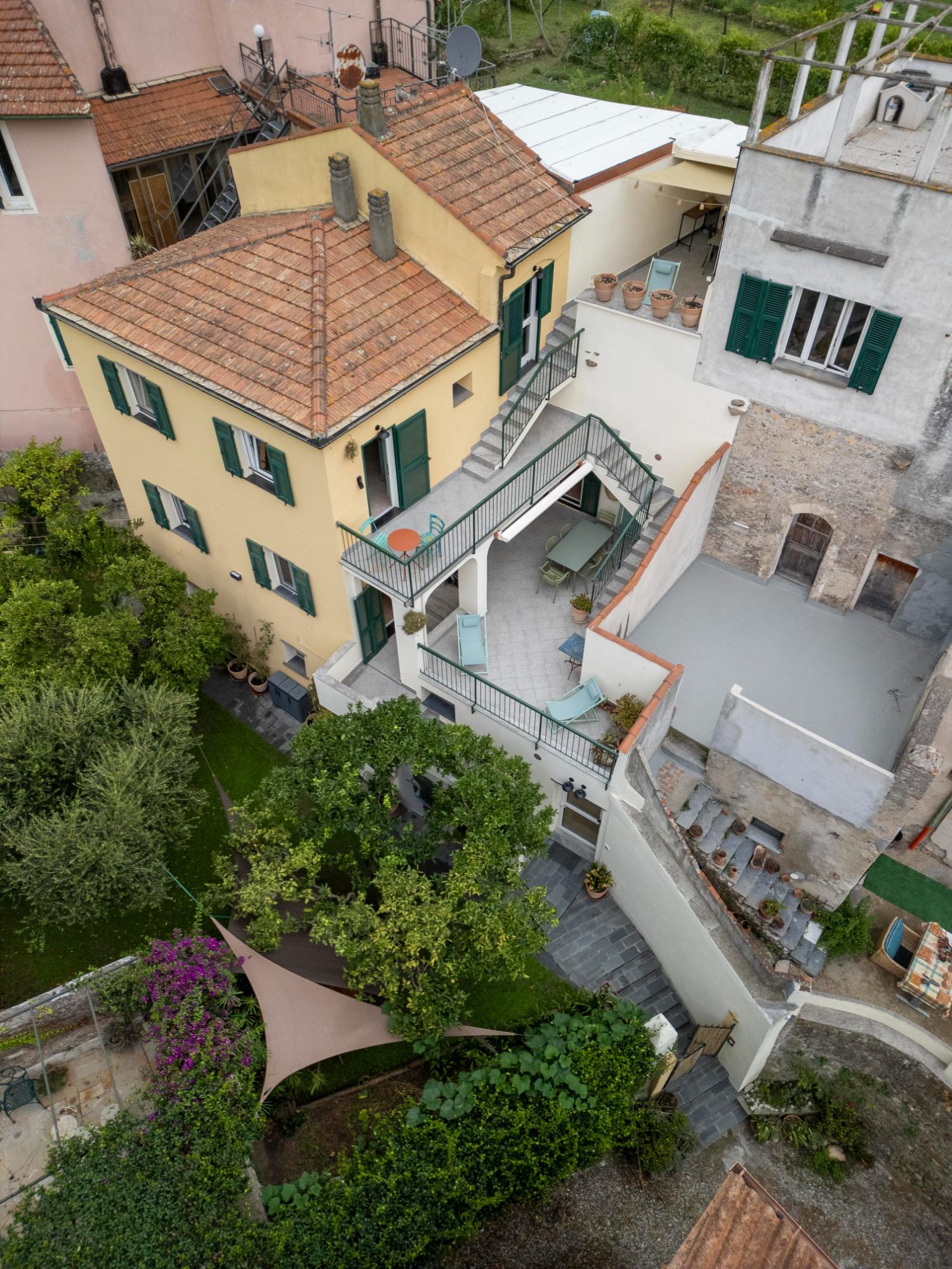 vista dall'alto con terrazzi e giardino