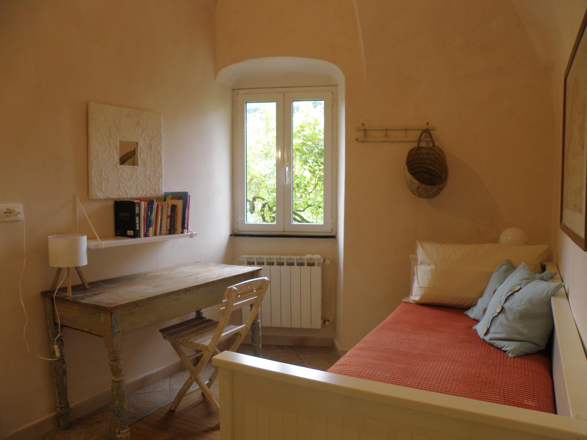 camera 3 passante(accesso ad altre stanze/bagno) un letto singolo
