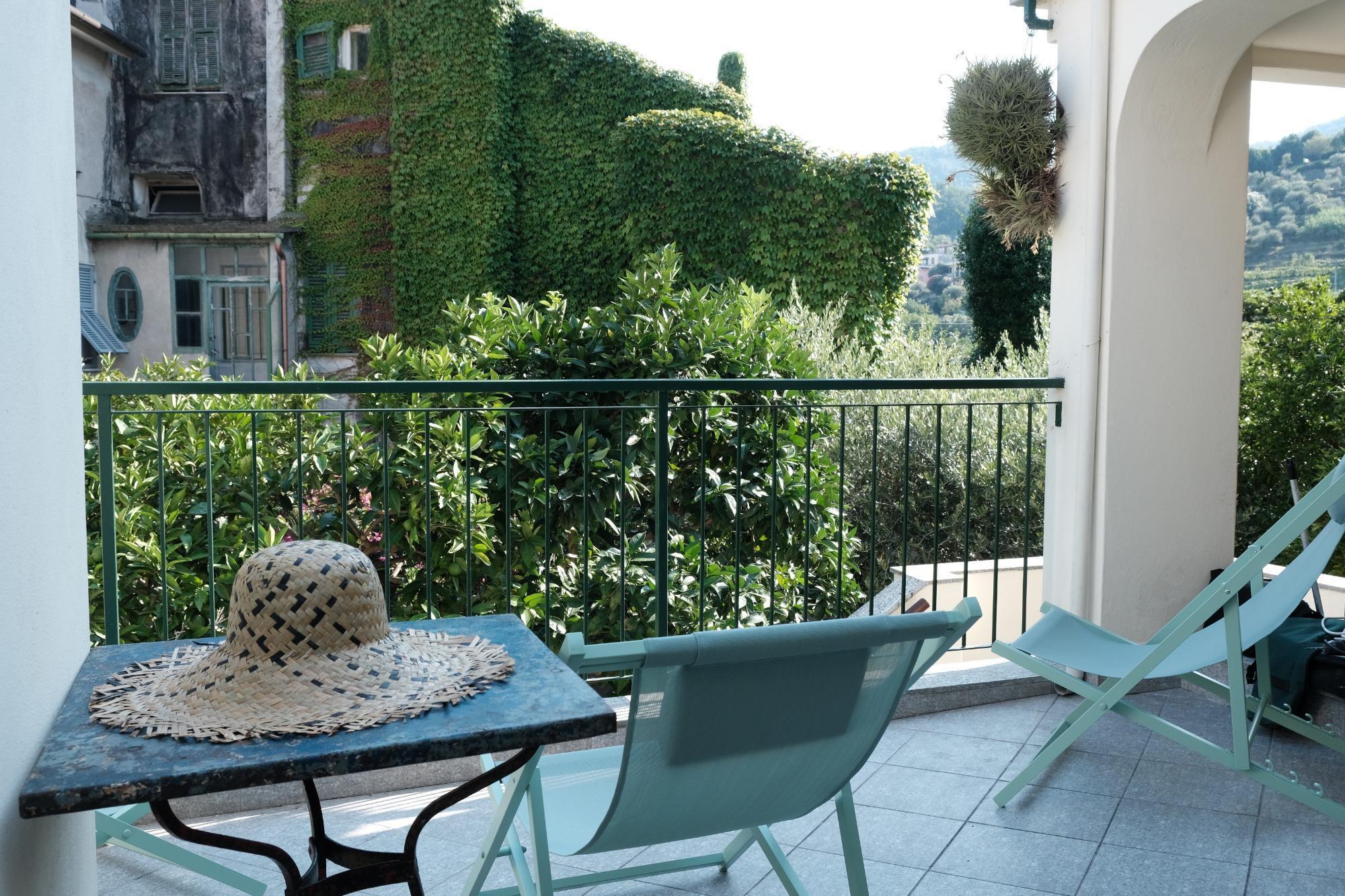 terrazzo con sdraio (c'e' il passaggio per il piano superiore)