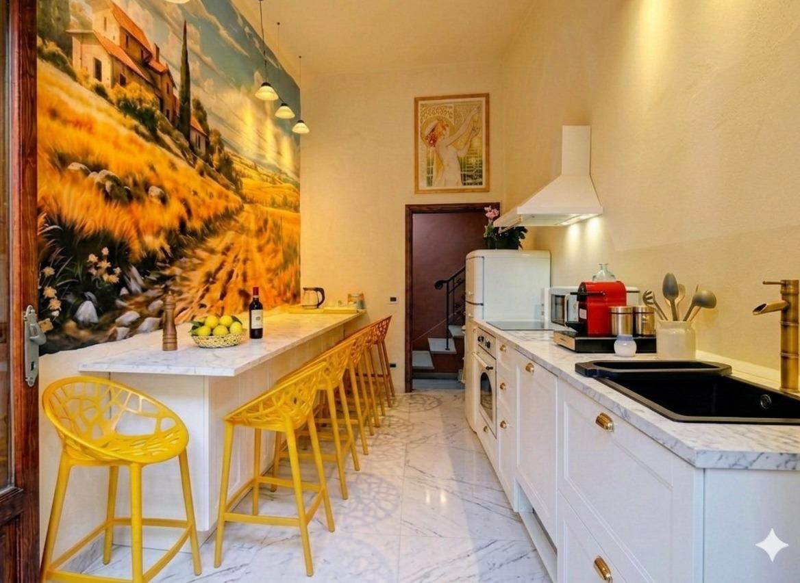 Cucina a completa disposizione degli ospiti che si affaccia sul giardino privato interno Miglior prezzo prenota su dreamshousepisa.it