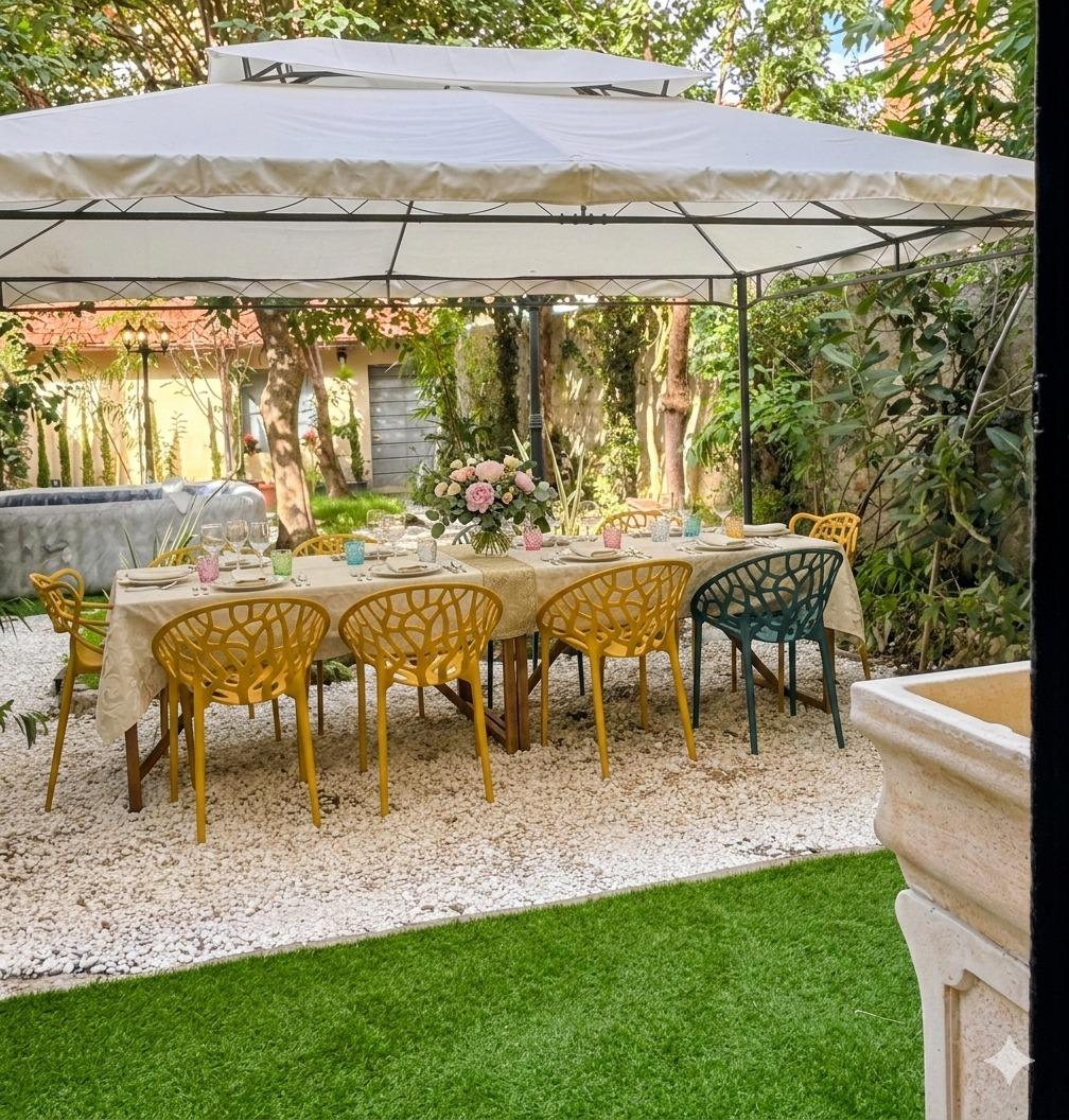 Giardino privato interno con gazebo e minipiscina idromassaggio