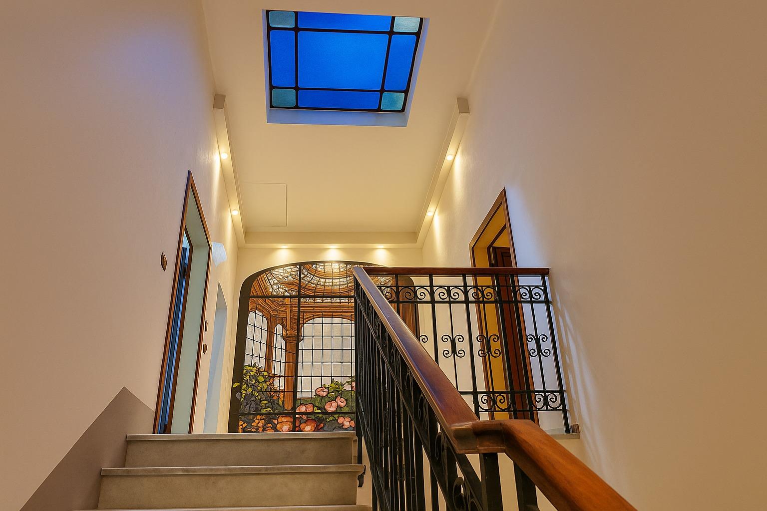 Scala che porta al piano superiore