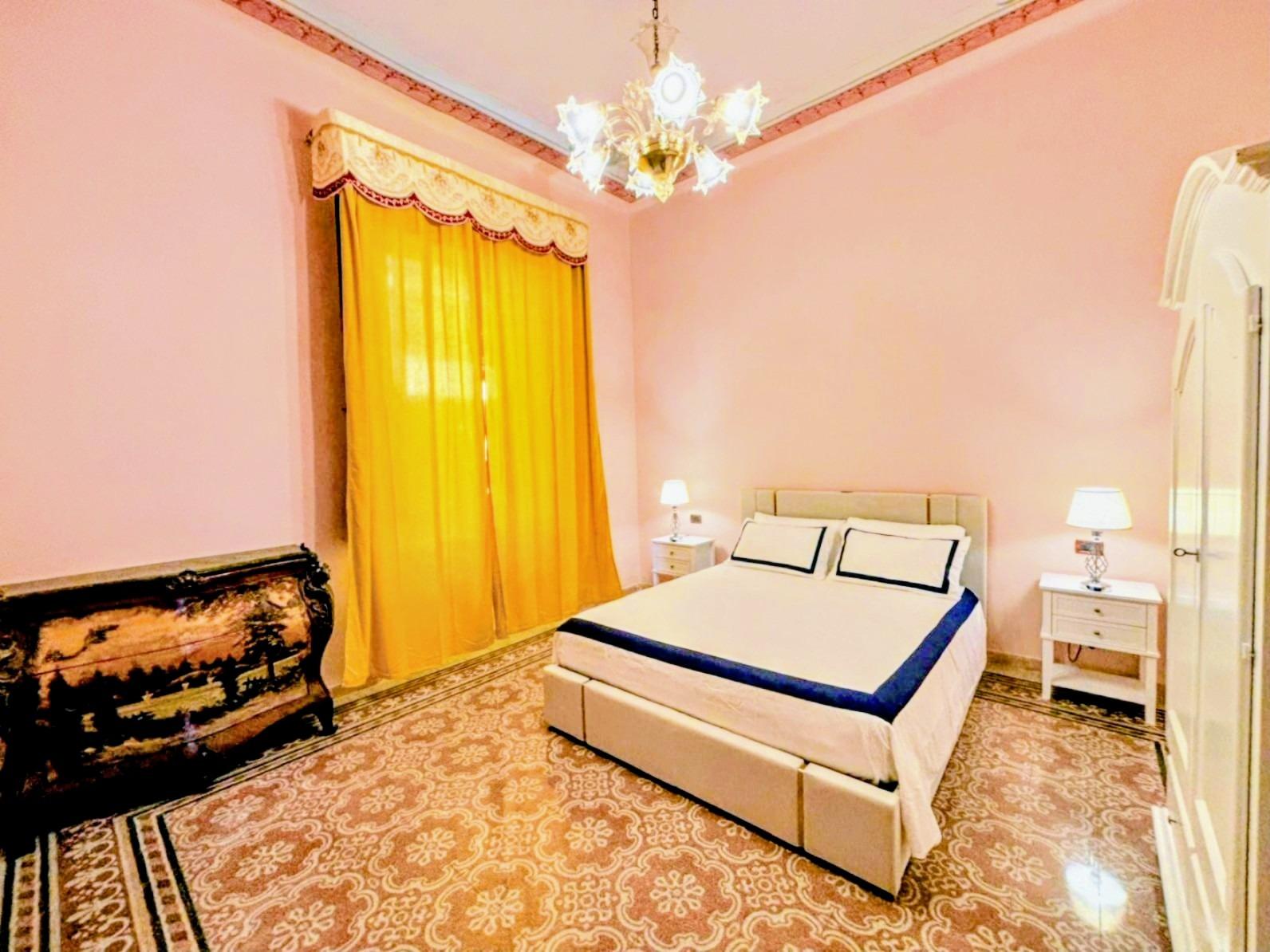 La camera matrimoniale con gli affreschi