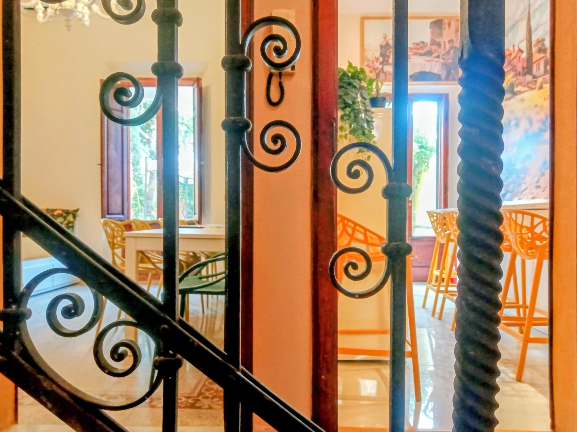 Scala con vista su soggiorno e cucina