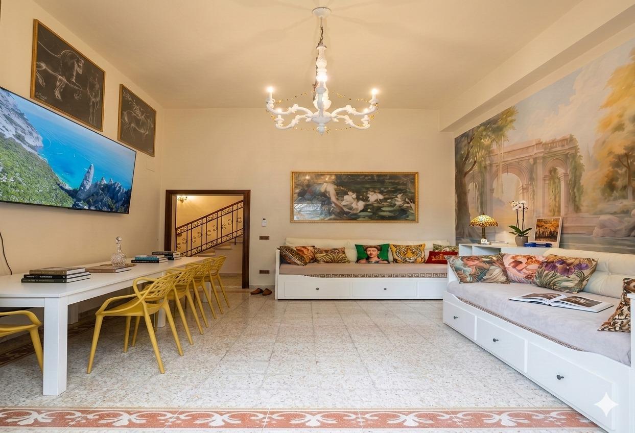 Sala con tv 85 pollici tavoli per 10 ospiti e 2 divani letto