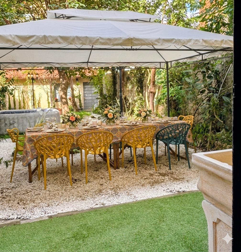 Giardino privato interno con gazebo e minipiscina idromassaggio