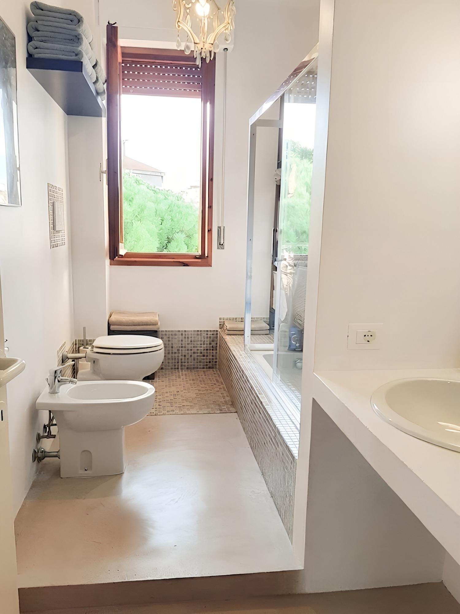 bagno con doccia/vasca