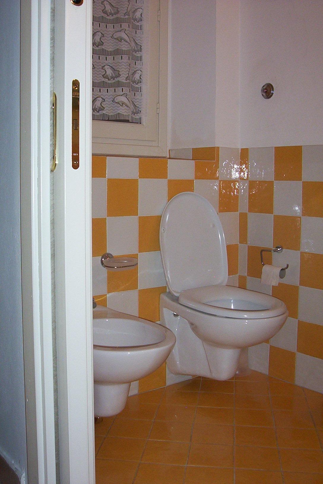 bagno con finestra su cortile interno