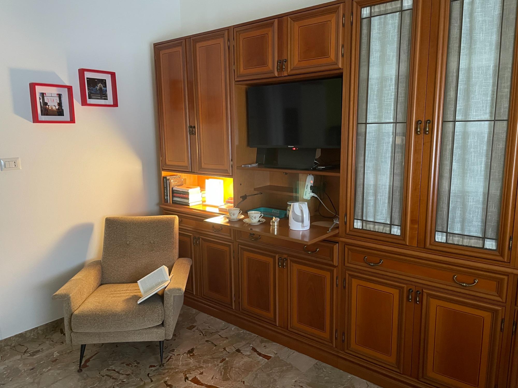 Angolo tisana, libro o tv ( medesimo ambiente sala colazione )
