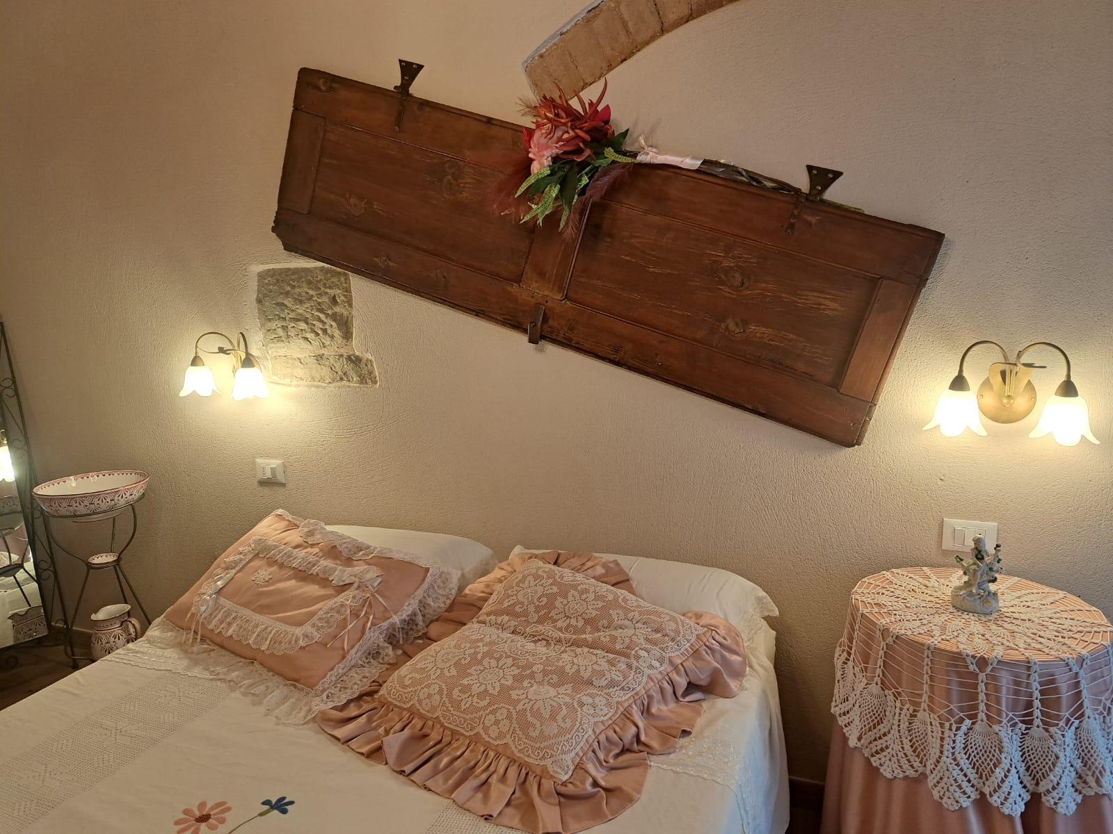 Dettaglio della testata del letto nella camera matrimoniale nell'appartamento La Fornace di Francesca en Certaldo Alto