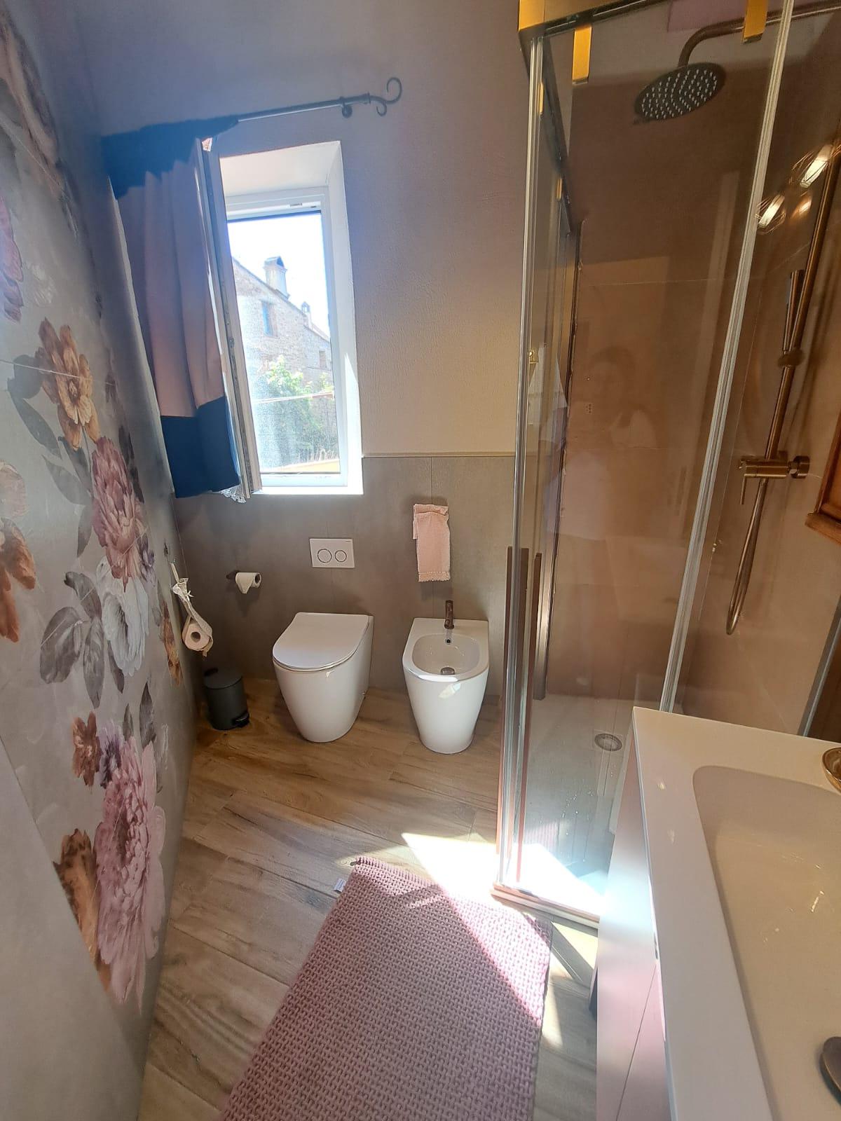 Bagno finistrato con doccia nell'appartamento La Fornace di Francesca in Certaldo Alto