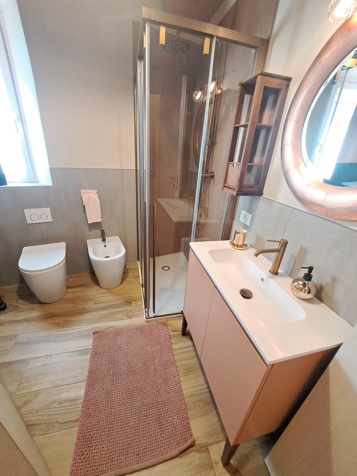 Bagno completo con doccia nell'appartamento La Fornace di Francesca in Certaldo Alto