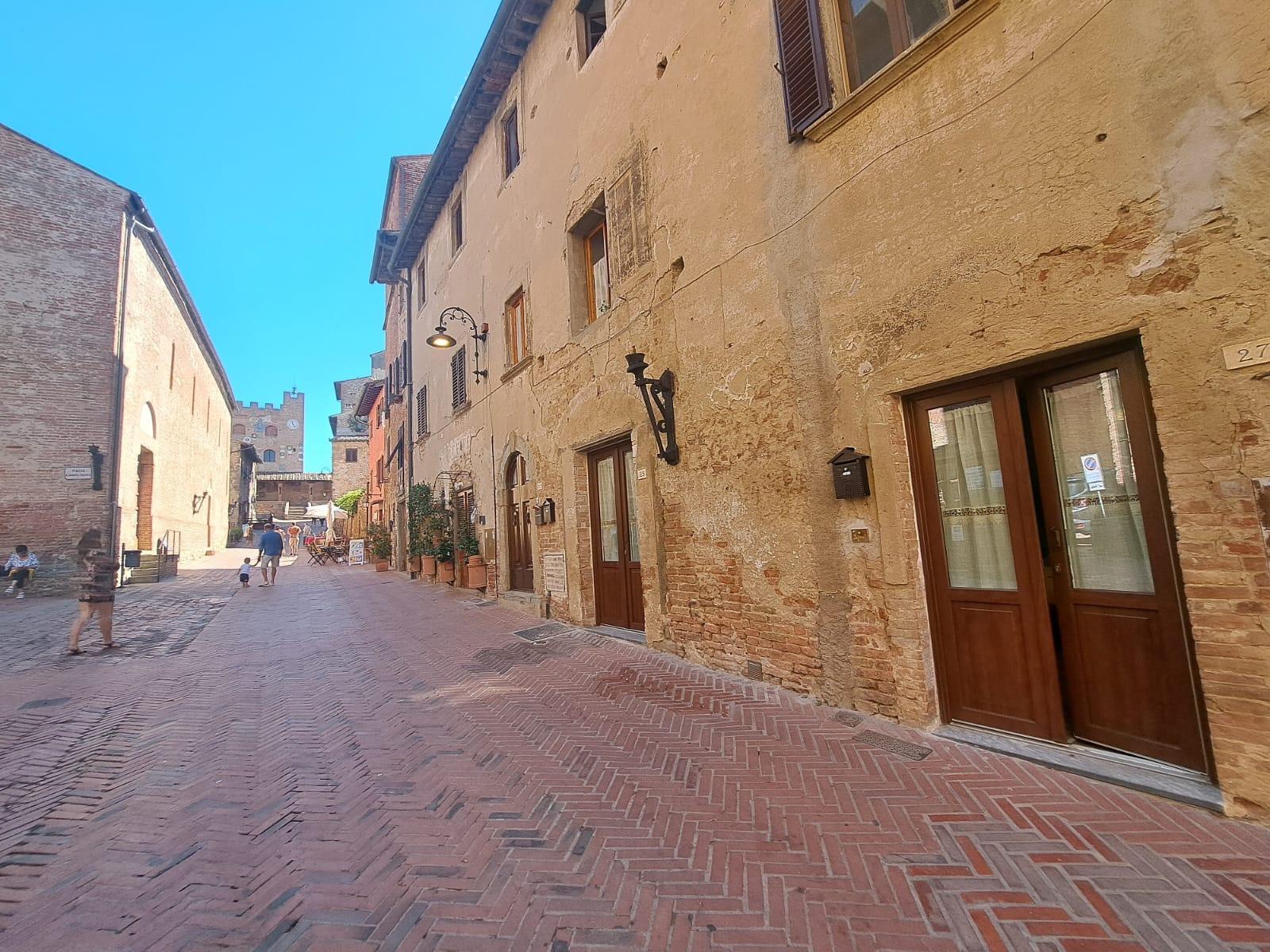 Via principale esterna dell' appartamento in centro storico a traffico limitato