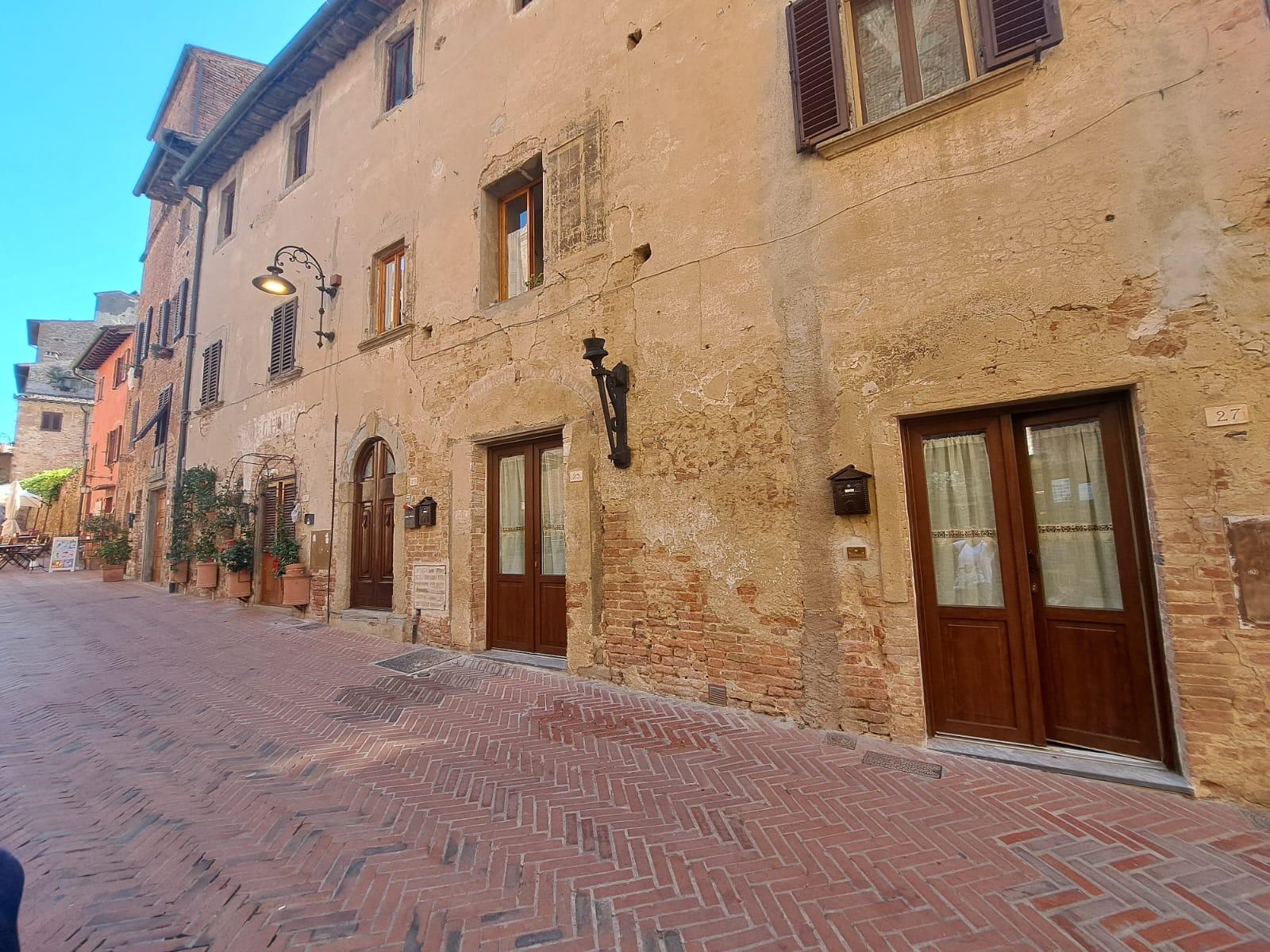 Portefinestre di accesso all'appartamento in pieno centro storico a Certaldo Alto