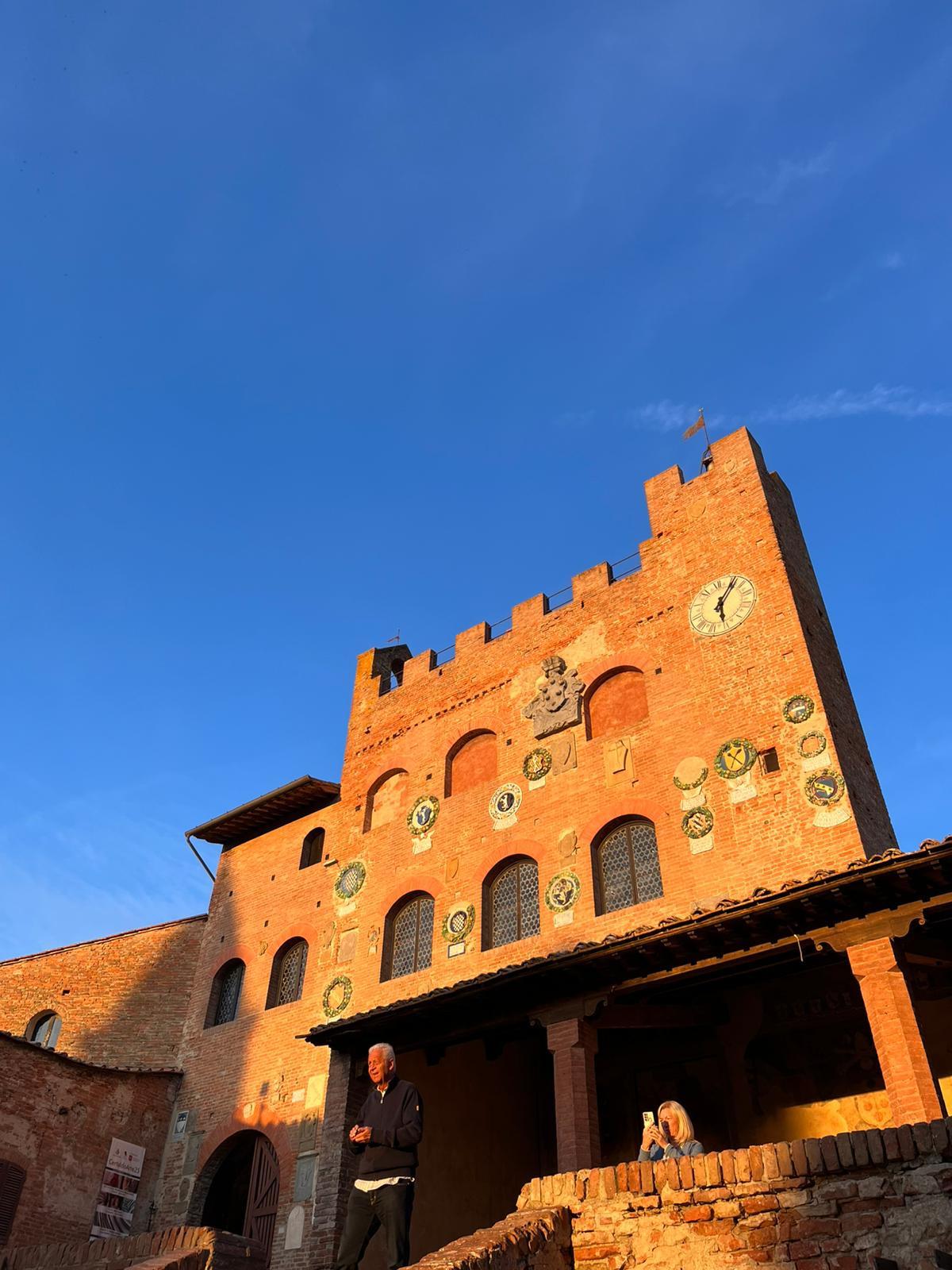 Palazzo Pretorio al tramonto a Certaldo Alto