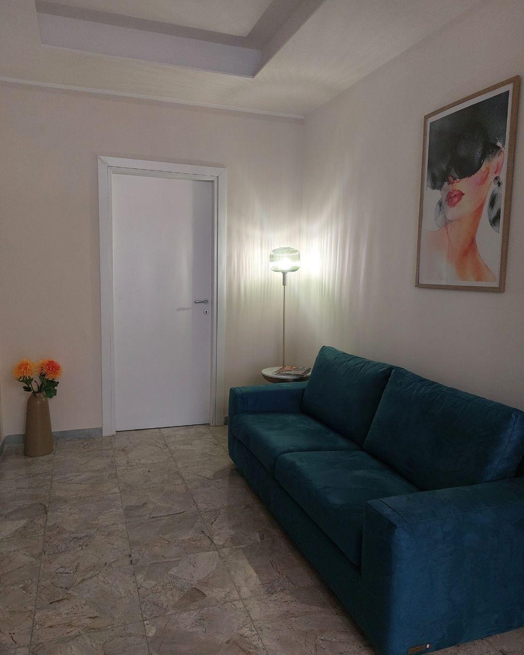 Salotto.Divanoletto, tavolino, lampada