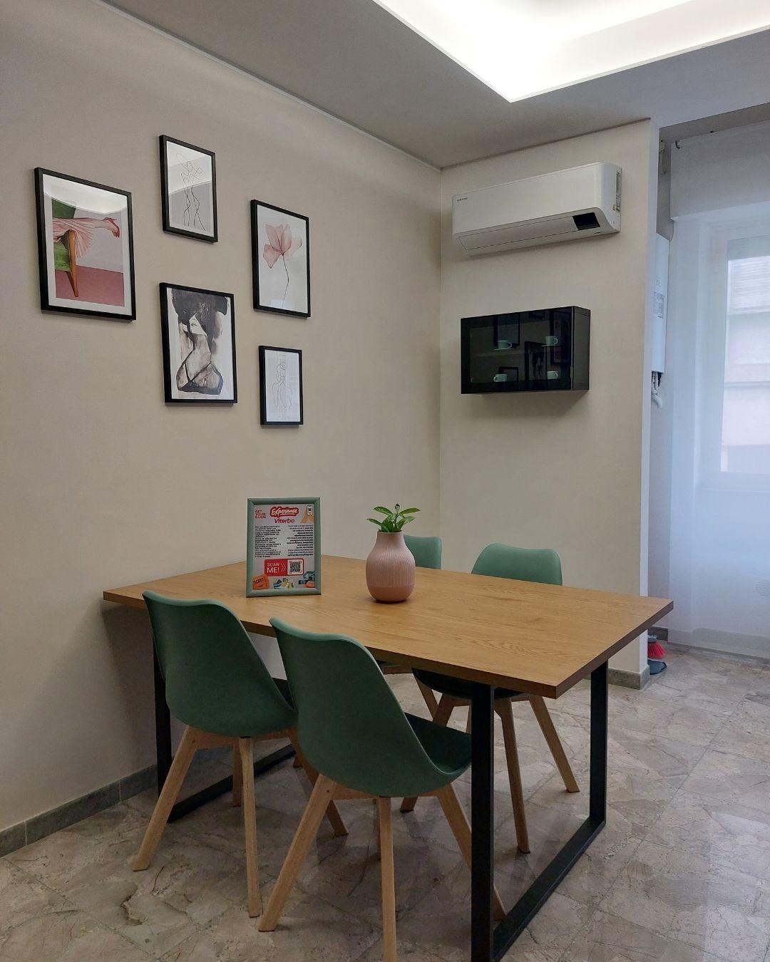 Sala da pranzo.Tavolo da pranzo 4 posti, 4 sedie