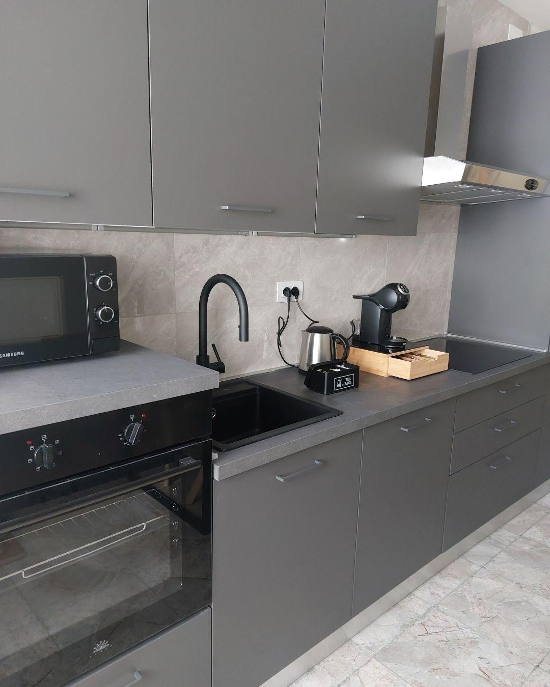 Cucina fornita, lavastoviglie, frigo, piano cottura a induzione, forno, fornoba microonde, bollitore d'acqua, macchina da caffè, aspiratore