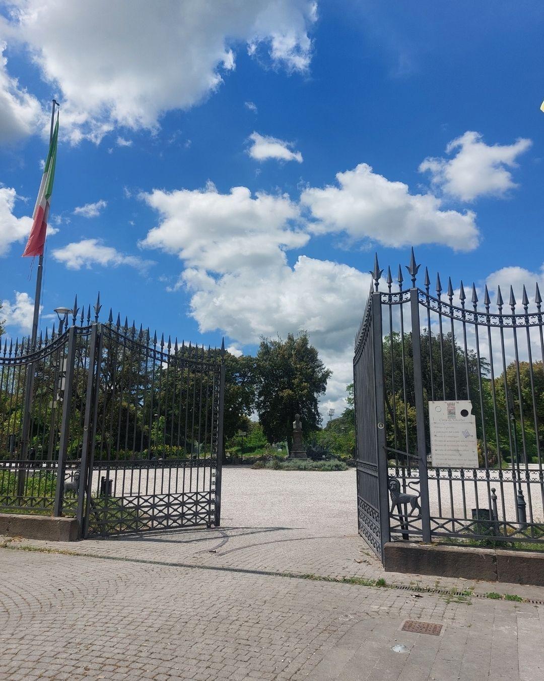 Parco , di fronte al palazzo