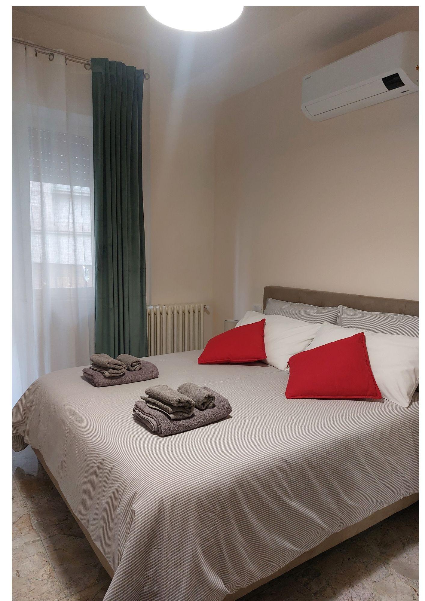 Letto matrimoniale- 160x200, 2 comodini, 2 abat jour