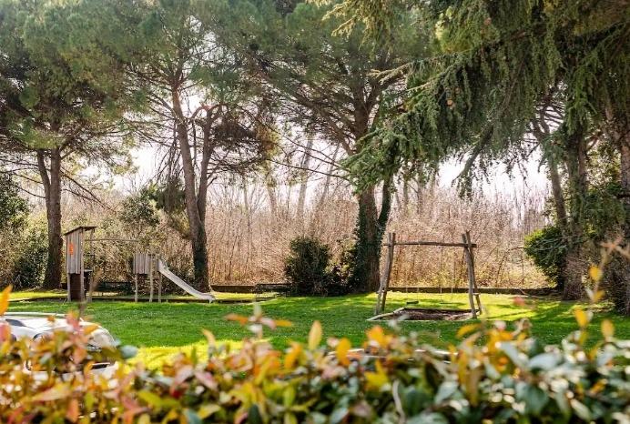 Giardino comunale con altalena a 5 metri 😉