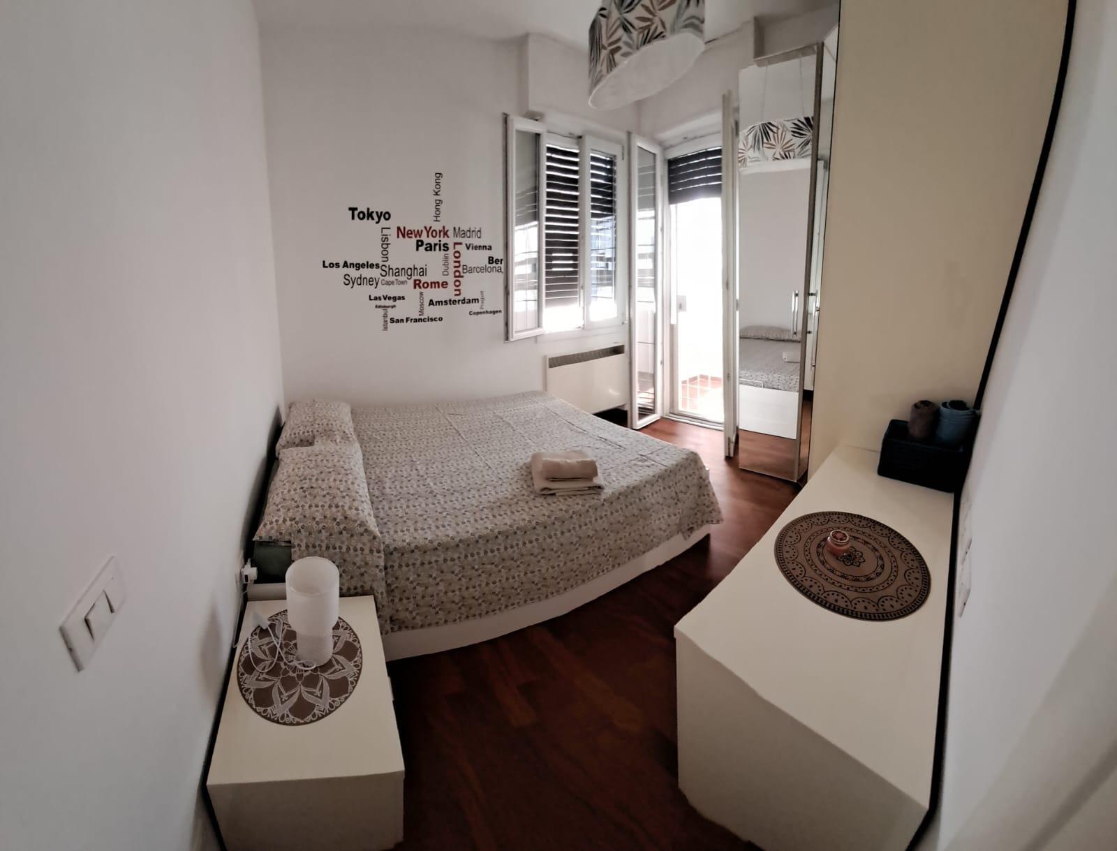 Camera da letto con balcone