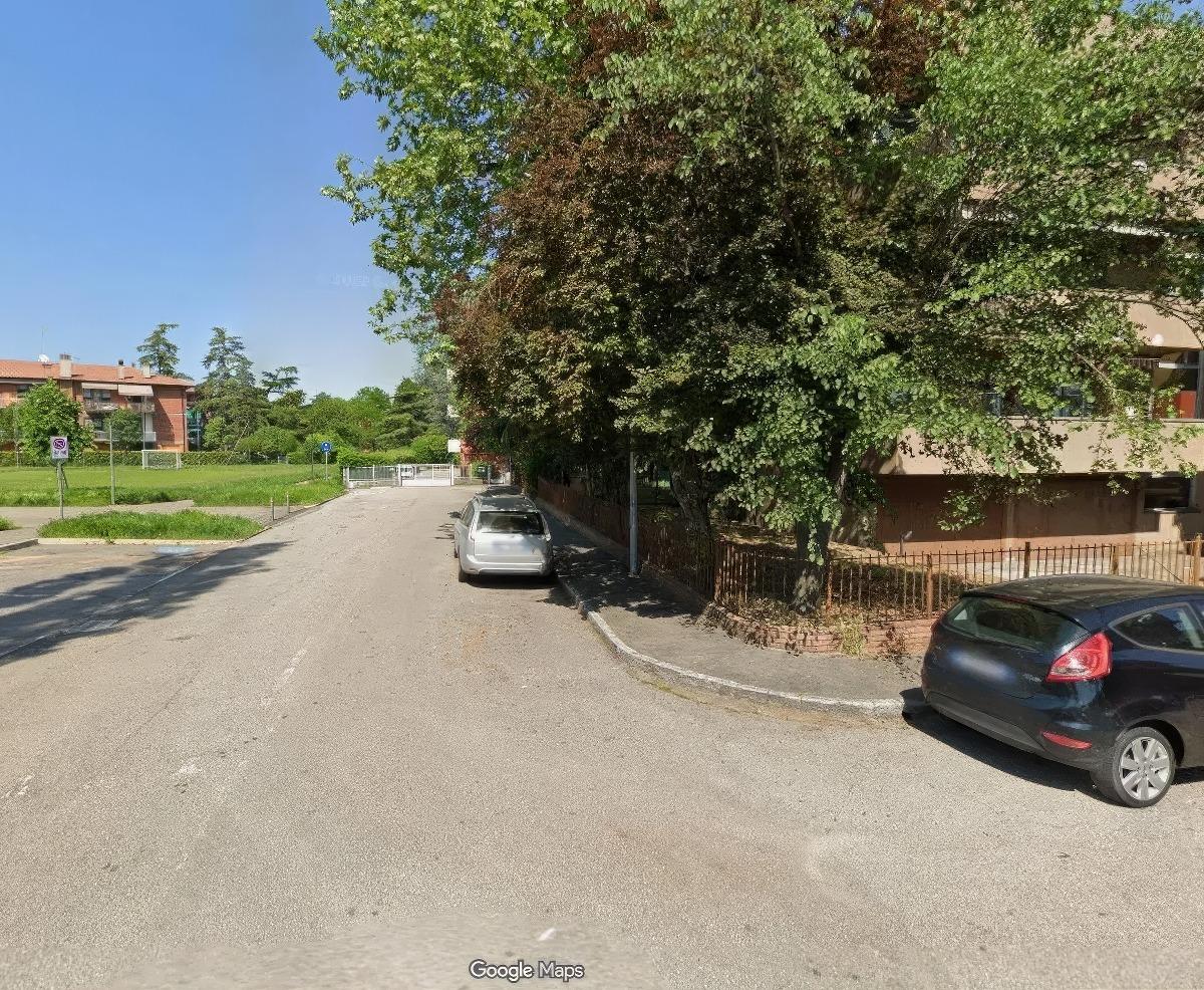 Facciata condominio parcheggio gratuito