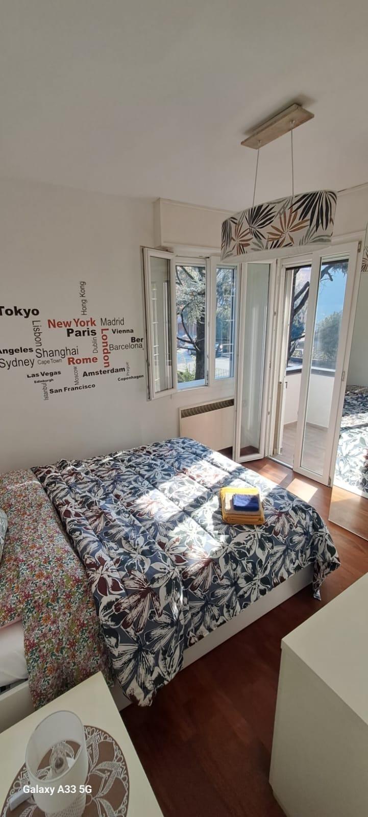 Camera da letto con balcone