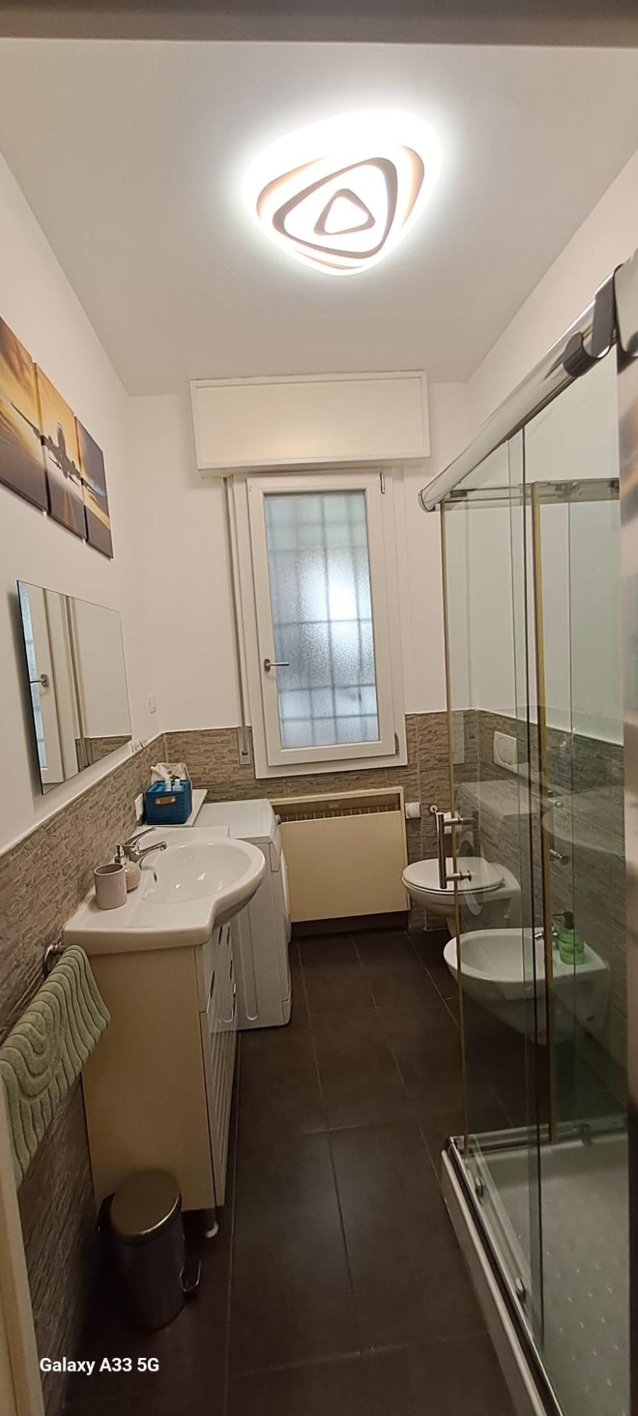 Bagno con doccia e lavatrice