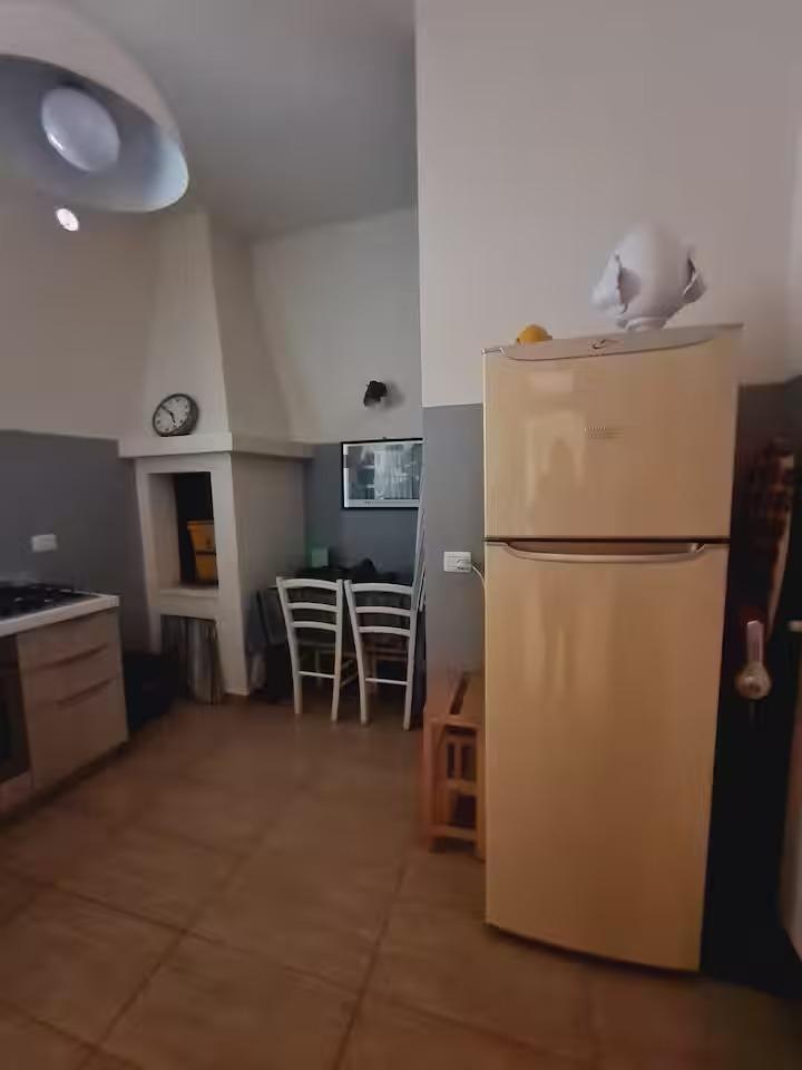 cucina con tavolo per colazione