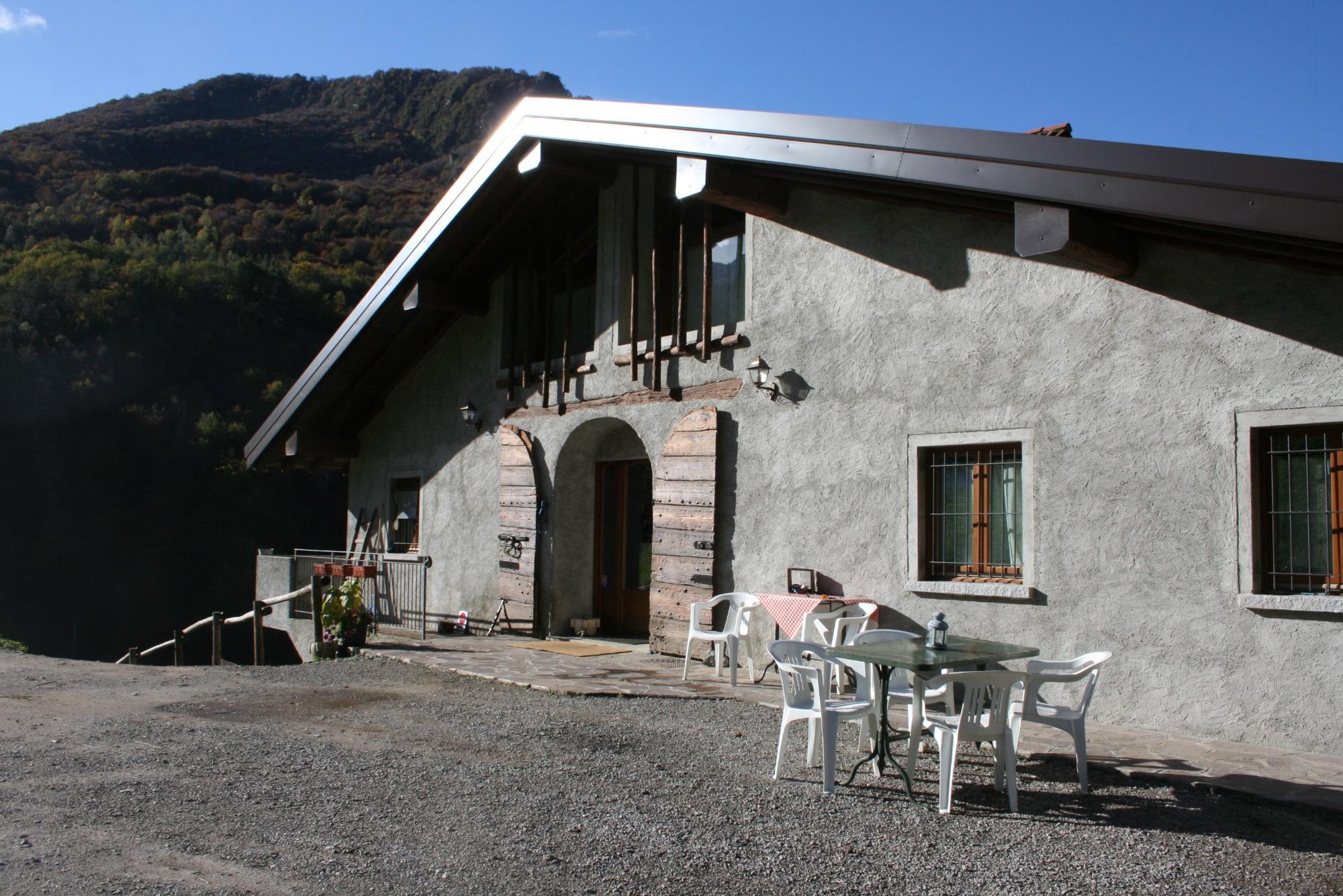 L'ingresso della cascina dove si trova anche la sala per le colazioni.