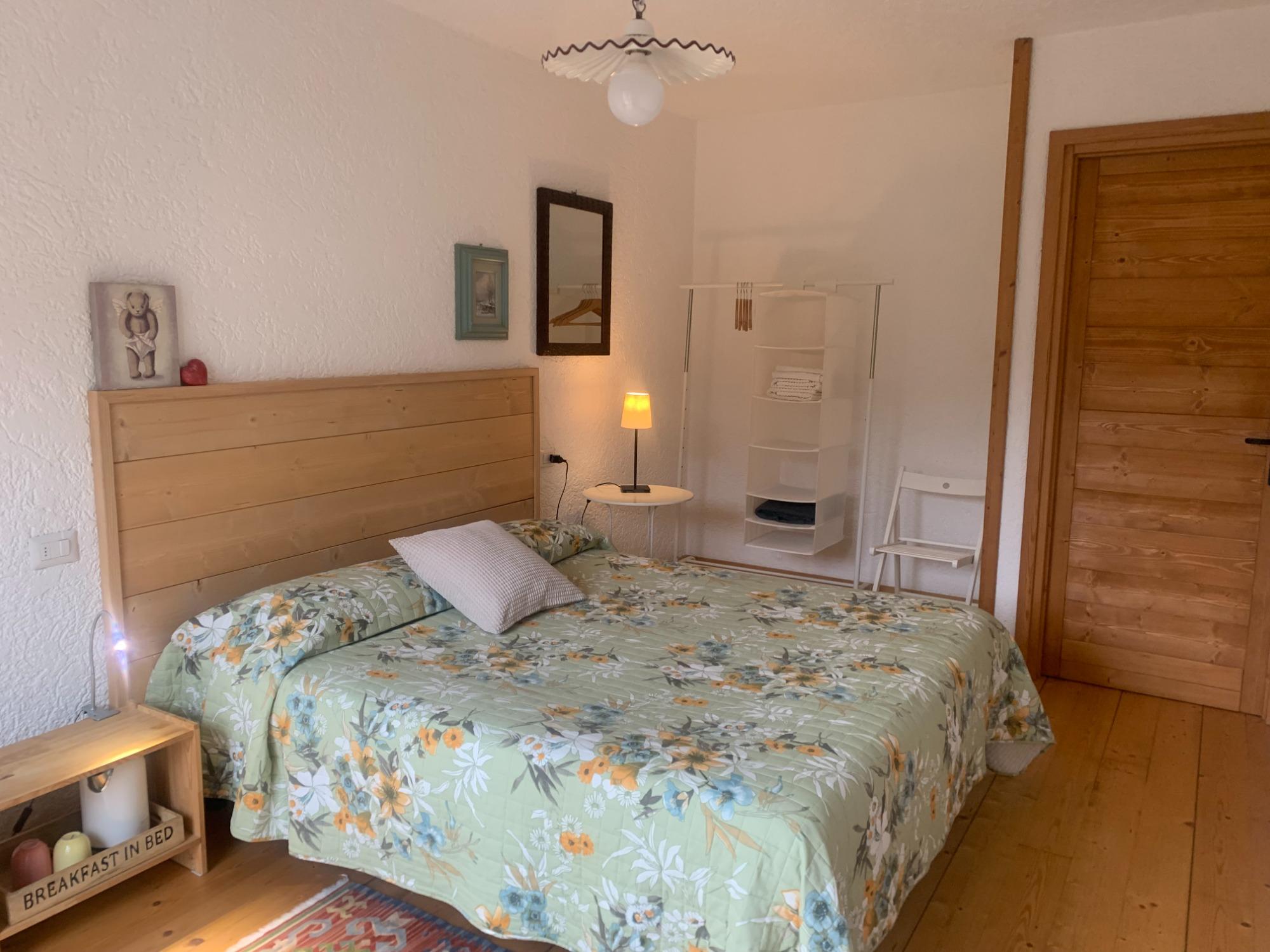 La stanza Giovanni con il suo pavimento in doghe di legno.